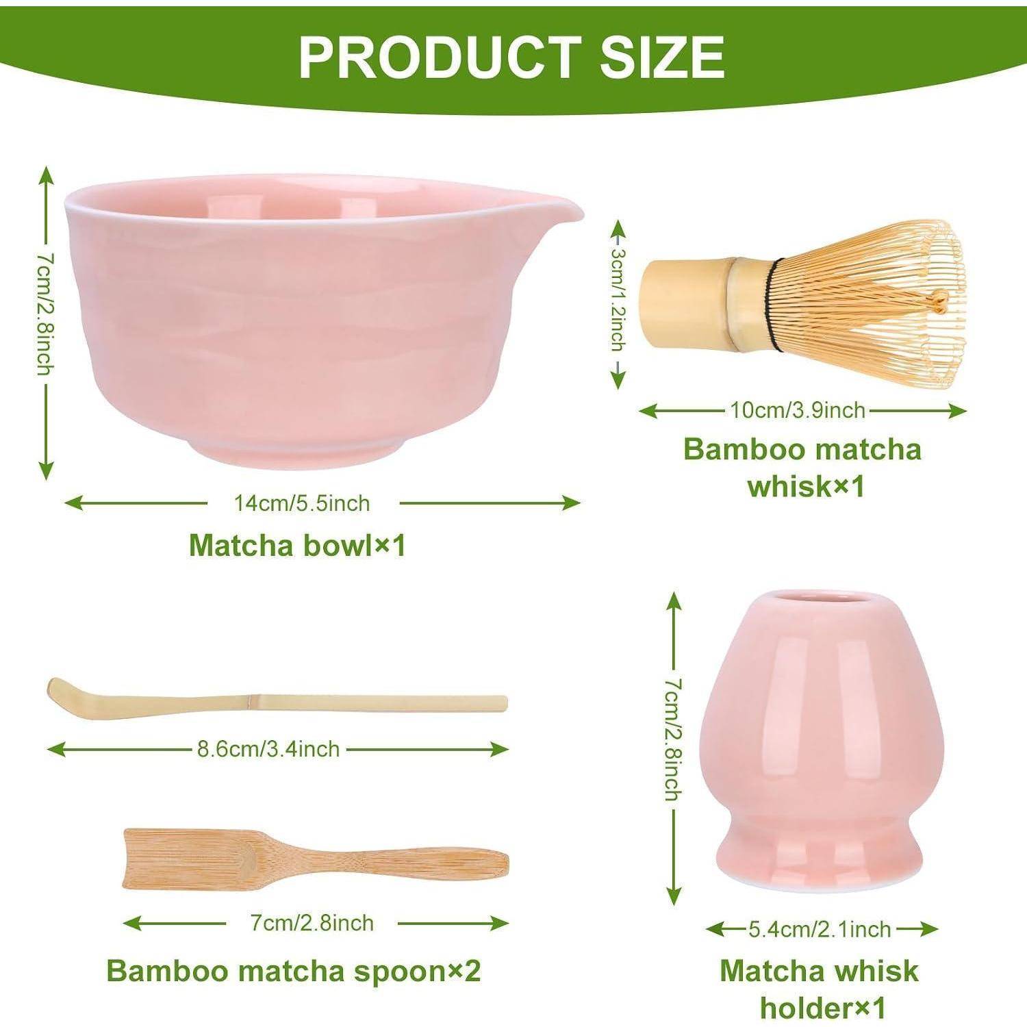Produktgrößen-Diagramm mit einer rosa Matcha-Schale, Bambusbesen, Bambuslöffeln und Beshalter mit gekennzeichneten Abmessungen.