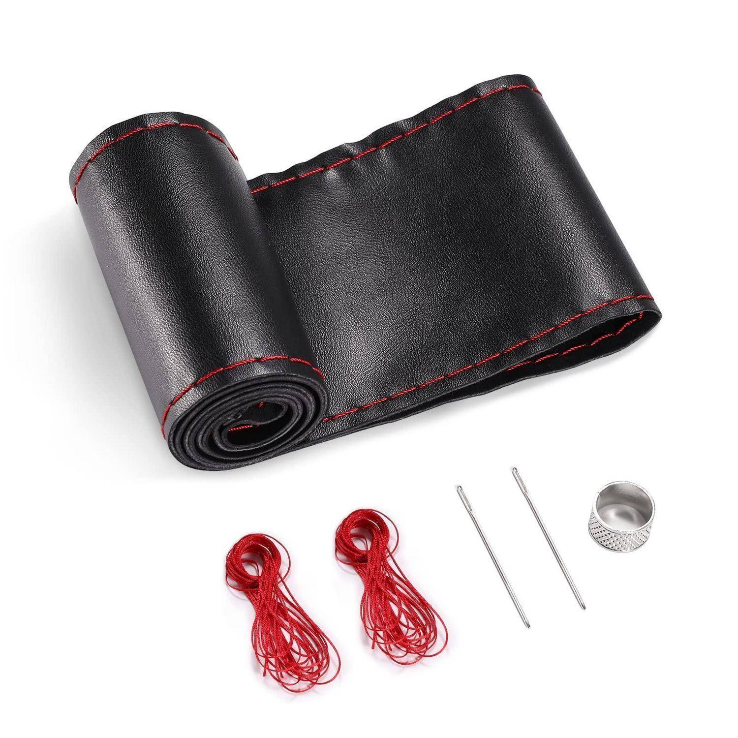 Schwarzes Leder-Lenkradbezug-Set mit roter Naht, zwei roten Schnüren, zwei Nadeln und einem fingerhutähnlichen Werkzeug auf weißem Hintergrund