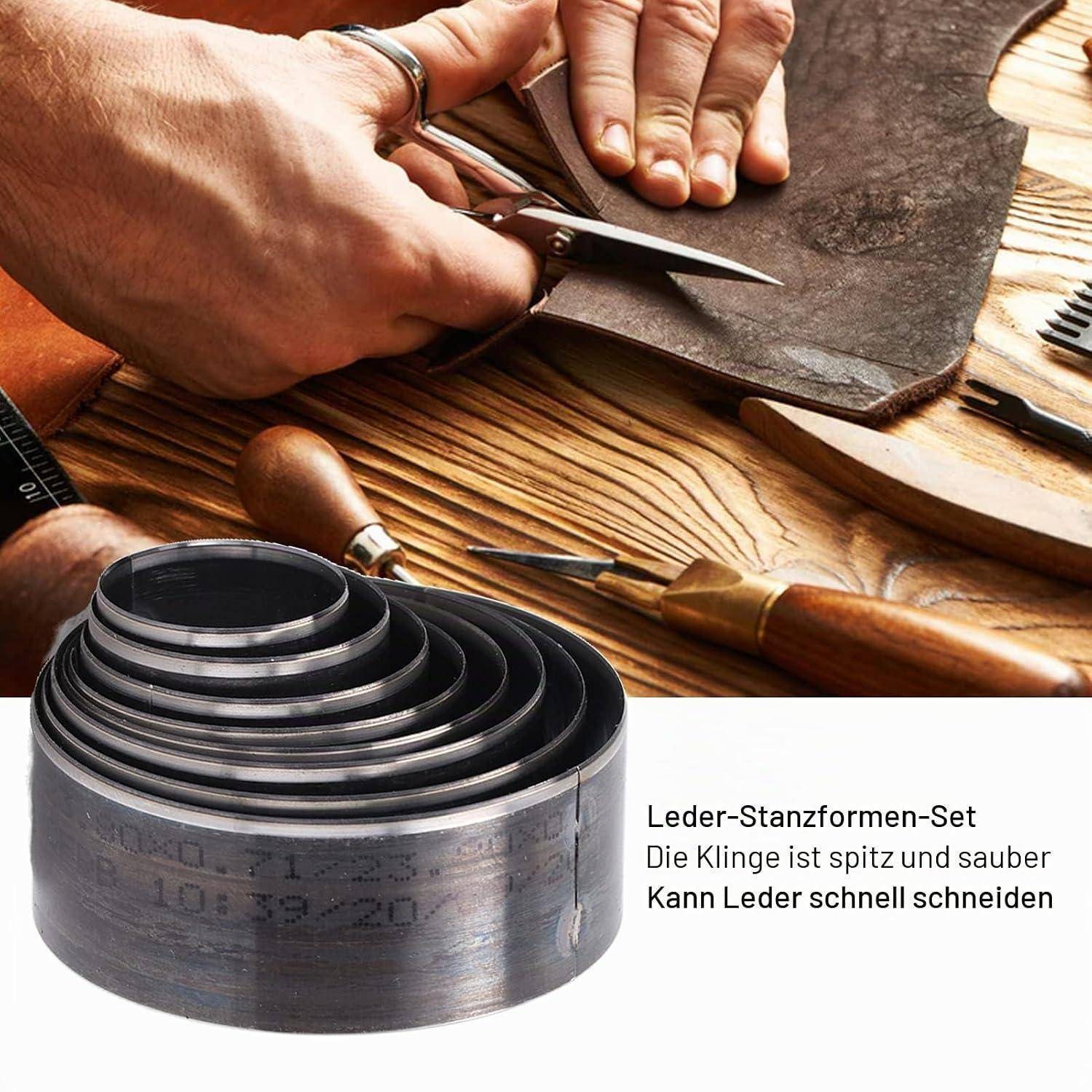 # Lederstanzset mit Händen beim Schneiden von Leder; Produktfoto zeigt einen Stapel runder Metallstanzmatrizen und deutschen Text, der saubere, scharfe Schnitte bewirbt.