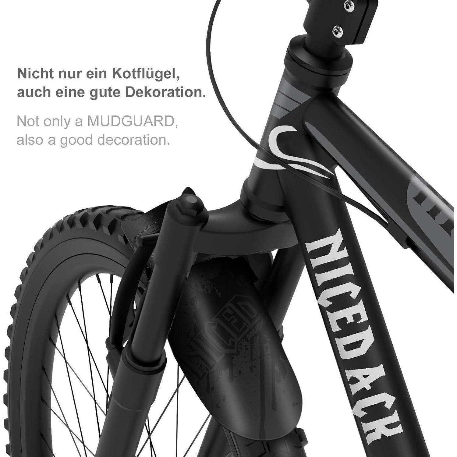 Nahaufnahme eines schwarzen SCHUTZBLECHES an einem Fahrrad mit deutschem und englischem Text: „Nicht nur ein SCHUTZBLECH, auch eine gute Dekoration."