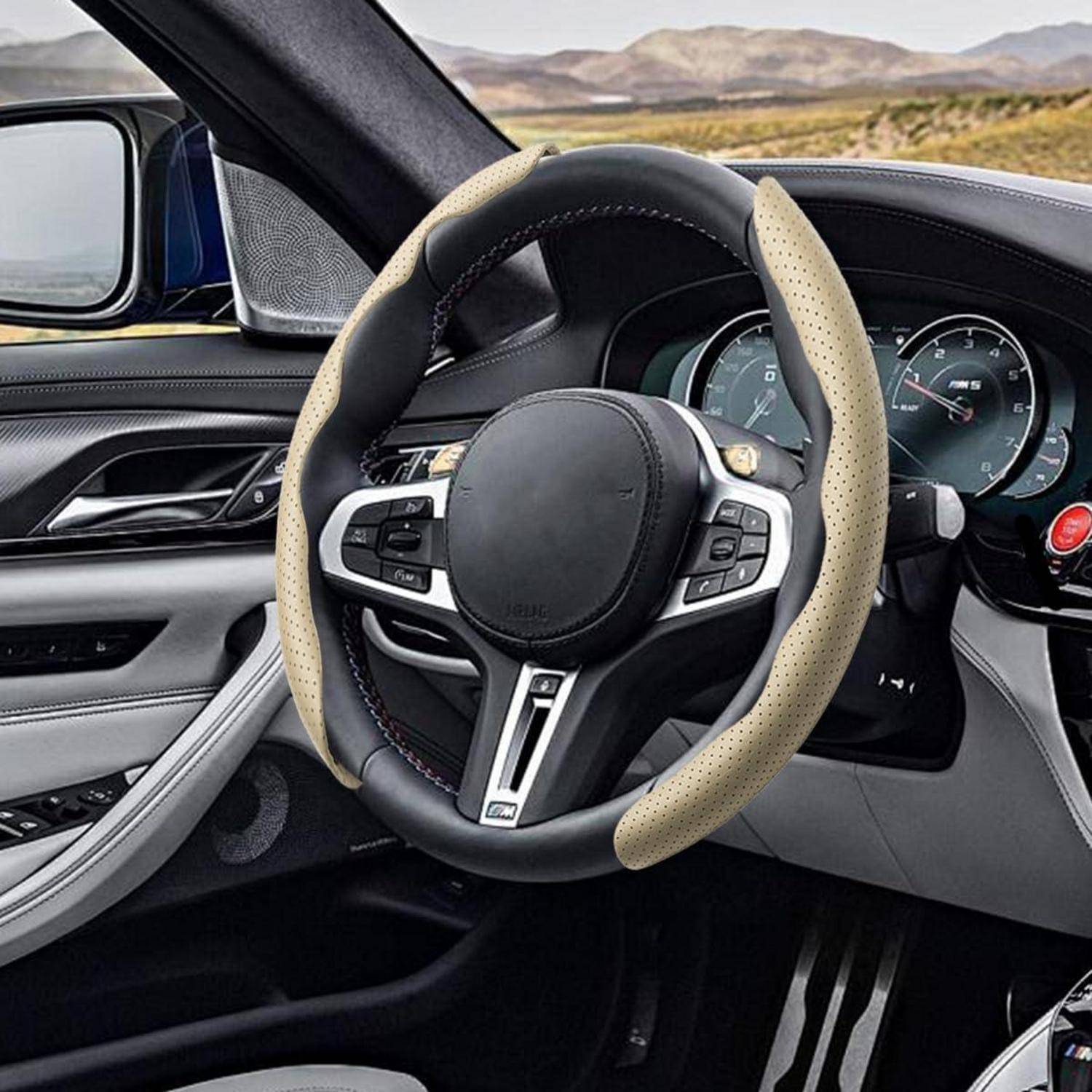 Autoinnenraum mit sportlichem Lenkrad und Armaturenbrett, zeigt ein Luxusfahrzeug, das neben einer offenen Landschaft geparkt ist.