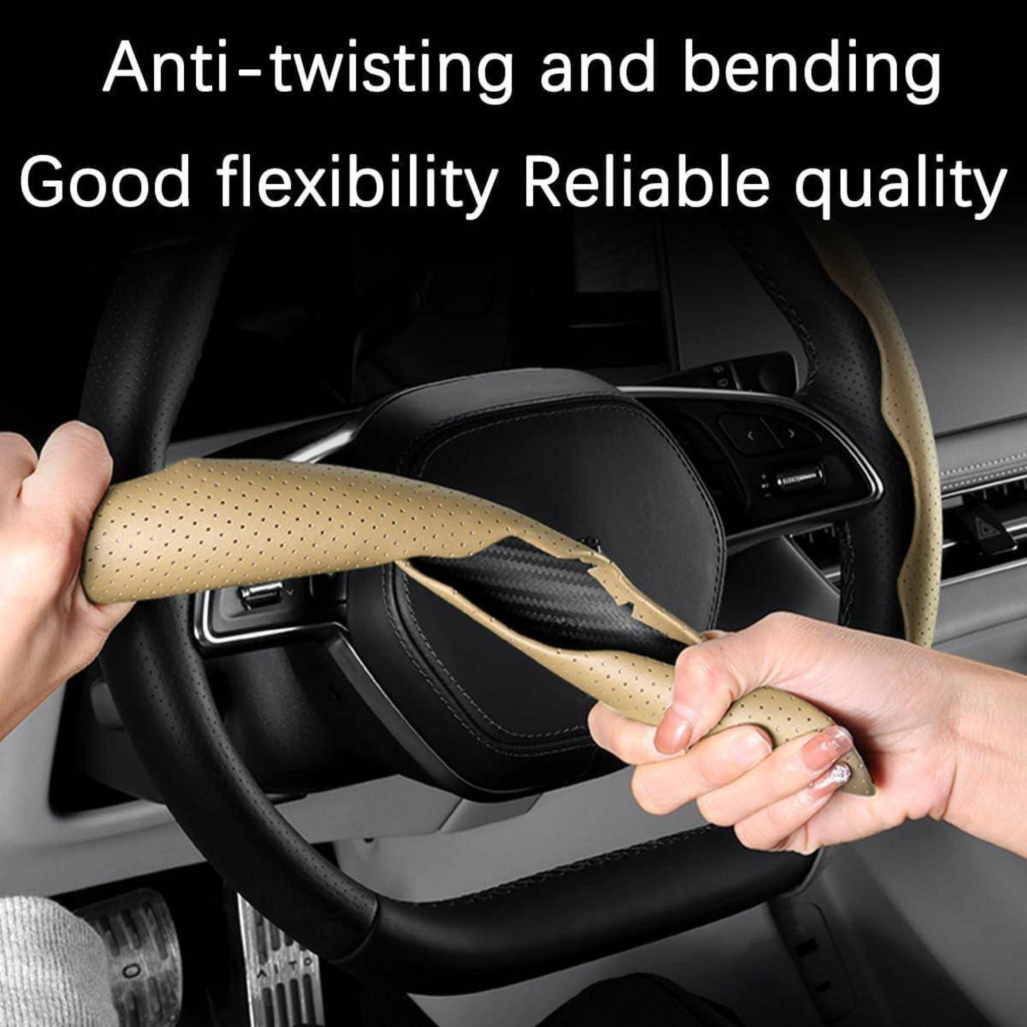 Hände, die eine durchlochte beige Lenkradabdeckung dehnen, um die Verdrehungssicherheit und flexible Biegsamkeit im Autoinnenraum zu zeigen.
