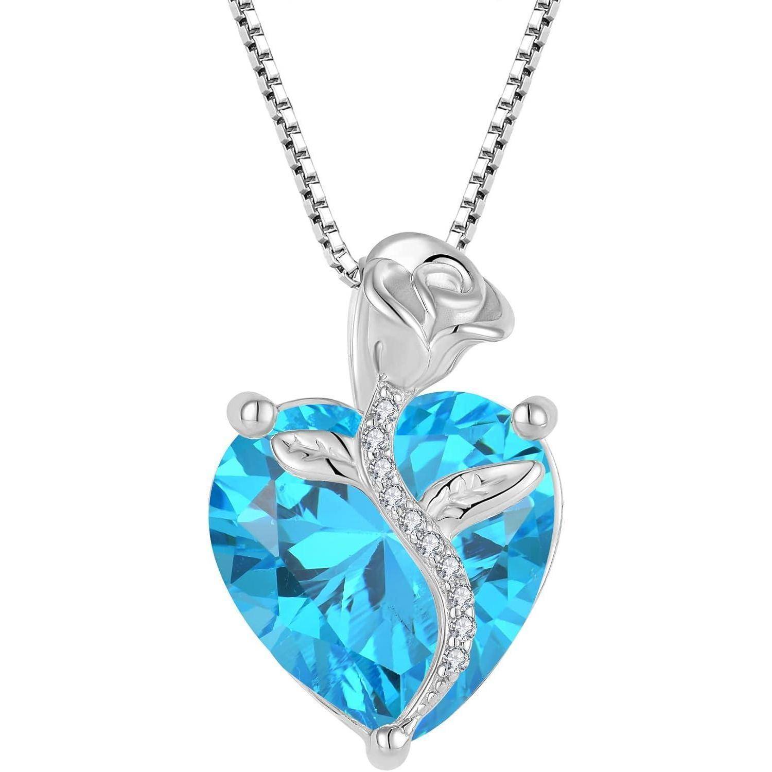 Silberner Rosenhängerkette mit einem blauem herzförmigen Edelstein und einem kleinen diamantbesetzten Stiel und Blättern.