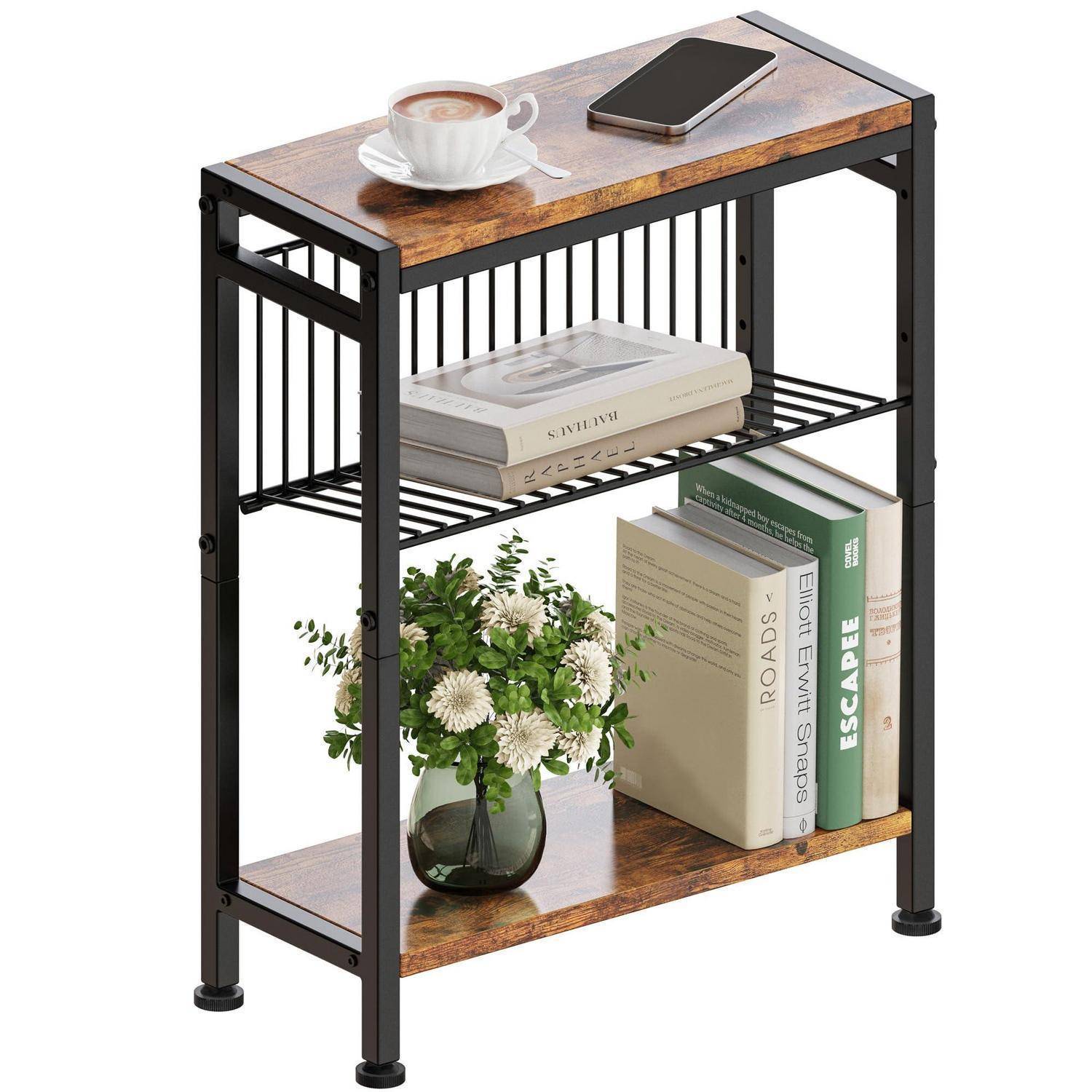 Kleiner metallischer Beistelltisch mit Holzregalen und Platte, auf dem eine Kaffeetasse und ein Telefon stehen; Bücher auf den mittleren und unteren Regalen, mit einer Blumenvase.