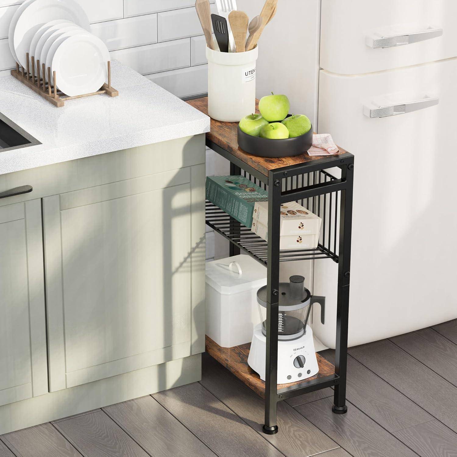 Schlankes Küchenregal neben einer Arbeitsplatte und einem Kühlschrank, das Äpfel, Besteck, Kartons, eine Brotbox und eine Kaffeemaschine enthält.