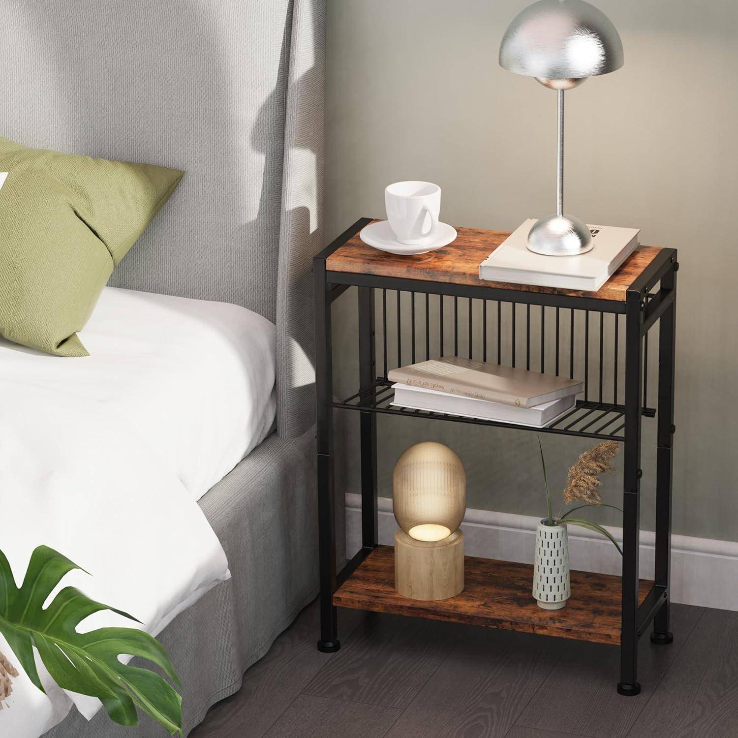 Schlafzimmernachttisch neben einem Bett mit einer Lampe, Tasse, Büchern und kleinen Dekorationsgegenständen auf Holzregalen.