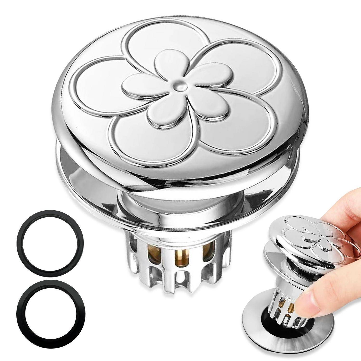 Chrome-Badewannenstöpsel mit Blumenmuster und zwei schwarzen Gummi-O-Ringen, gezeigt mit einer Hand, die den Stöpsel in den Abfluss einsetzt.