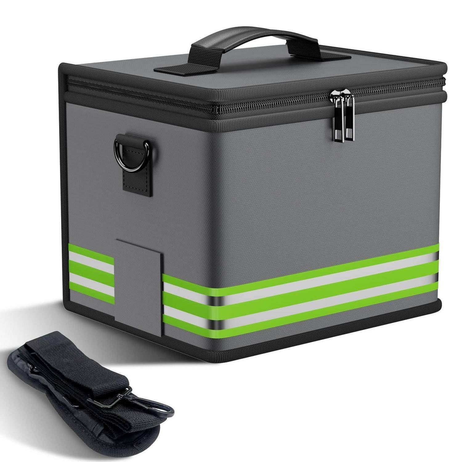 Graue isolierte Kühlertasche mit schwarzem Rand, Griffgriff oben, Reißverschlussverschluss und Schultergurt; grüne reflektierende Streifen an der Seite.