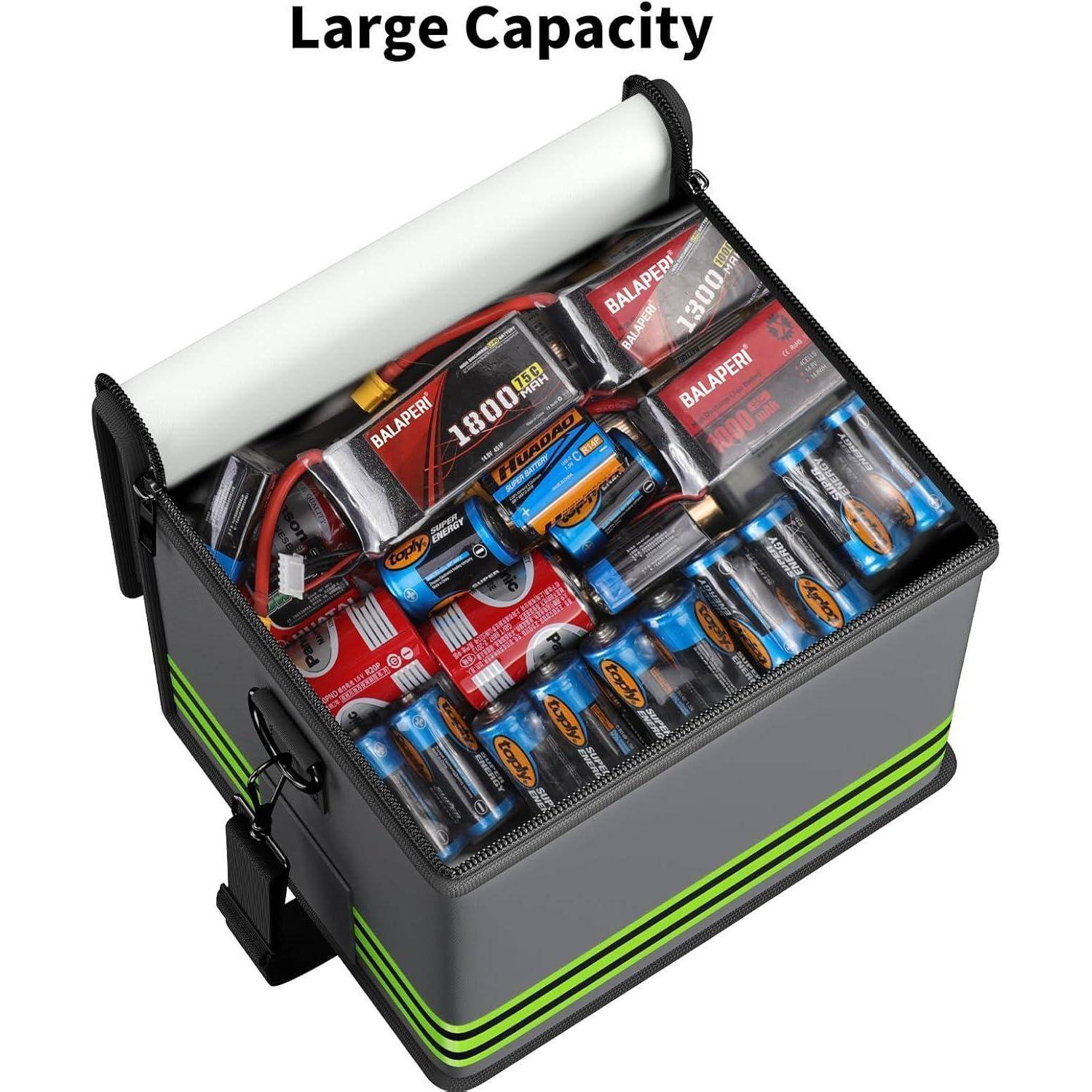 Offener Batteriespeicherbehälter mit der Beschriftung „Großes Fassungsvermögen", gefüllt mit verschiedenen Batterien und Batteriepacks, zeigt organisierte tragbare Lagerung.