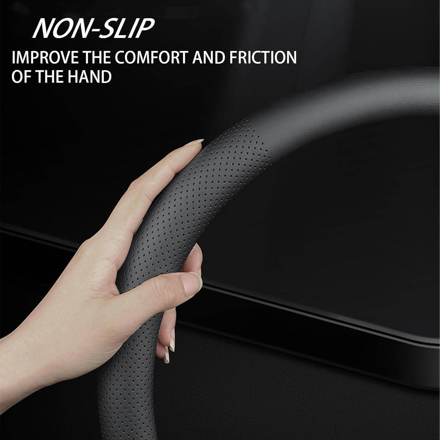 Hand greift einen perforierten schwarzen Griff mit dem Text "NON-SLIP"" und ""VERBESSERN SIE DEN KOMFORT UND DIE REIBUNG DER HAND"" auf dunklem Hintergrund.