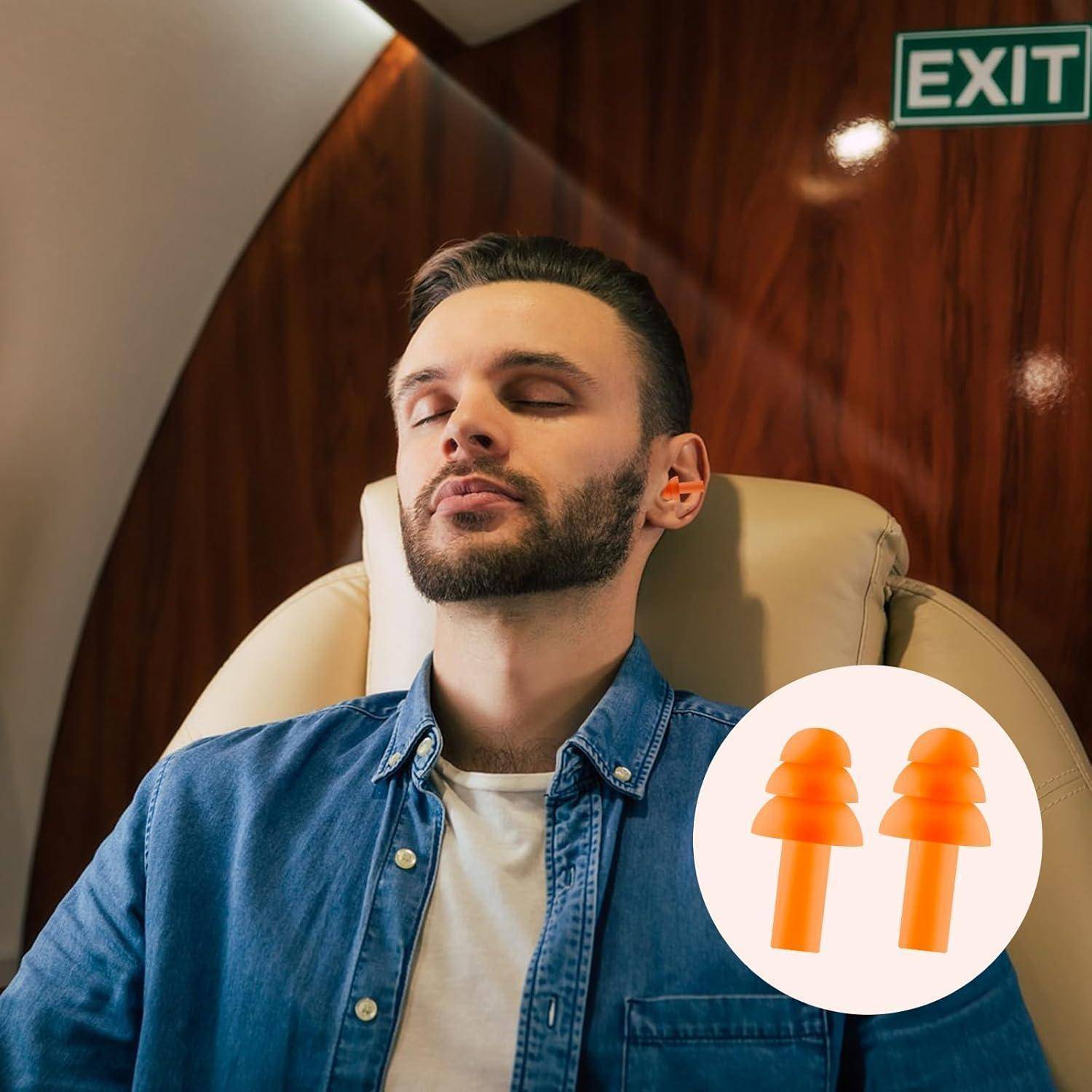 Mann, der in einem Flugzeugsitz schläft, trägt orange Ohrstöpsel, mit einem sichtbaren 