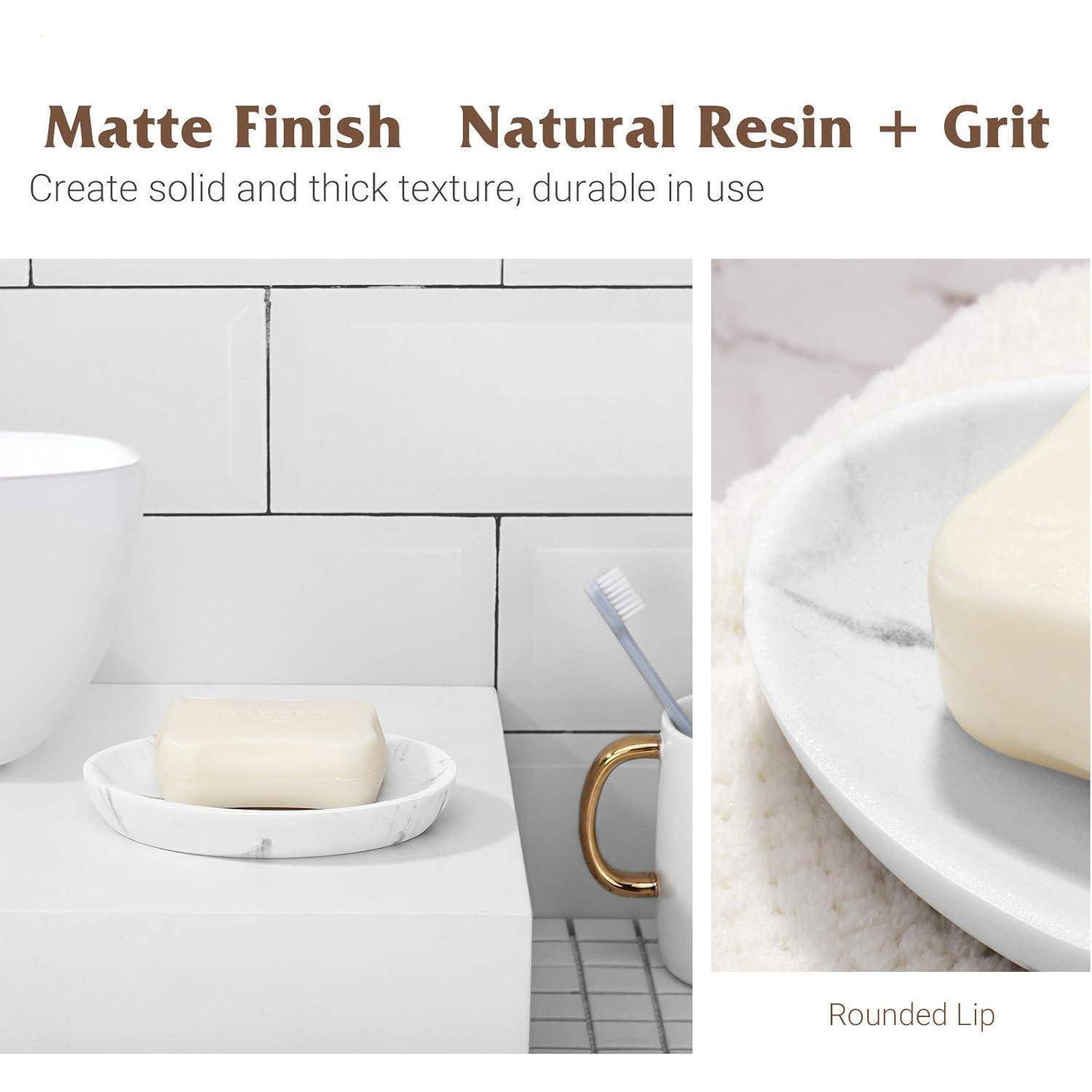 Produktanzeige mit einem weißen Seifenstück auf einer Marmorfläche, mit Hervorhebung von „Matte Oberfläche" und „Natürliches Harz + Körner"" mit der Beschriftung „Gerundete Kante"".
