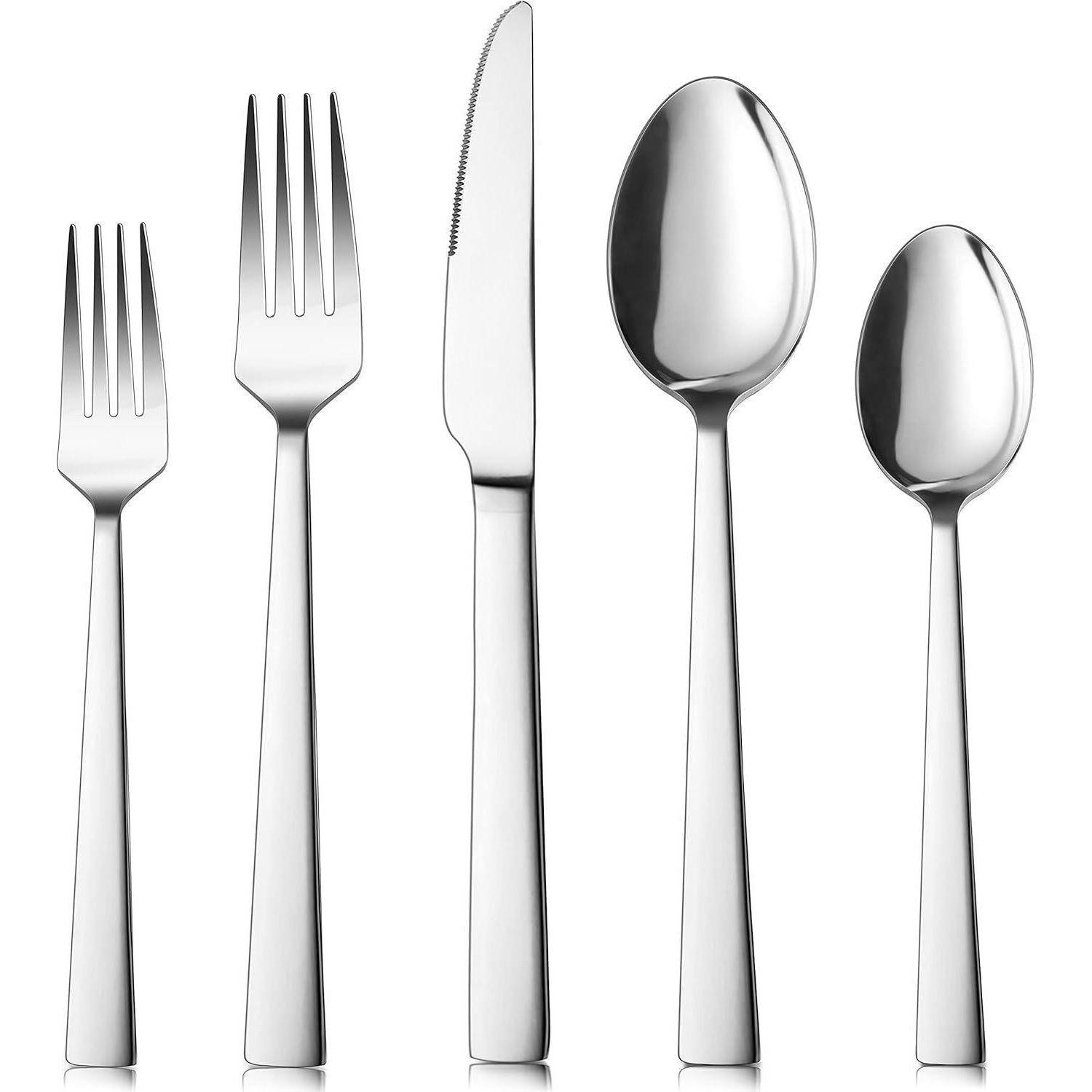 Fünfteiliges Besteck-Set aus silbernem Edelstahl: zwei Gabel, Messer, Esslöffel und Teelöffel auf weißem Hintergrund.
