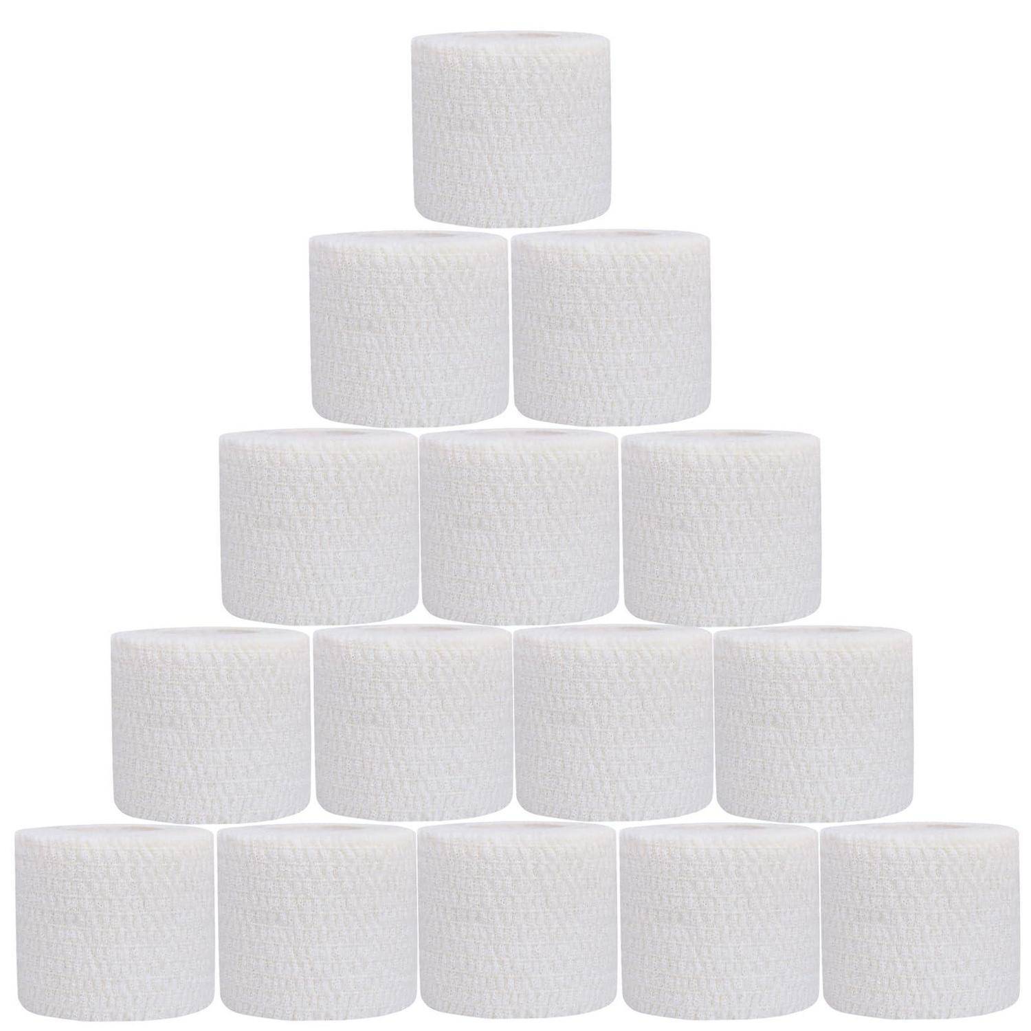 Stapel weißer Toilettenpapierrollen in einer Pyramide angeordnet, insgesamt 15 Rollen auf einfachem weißem Hintergrund.
