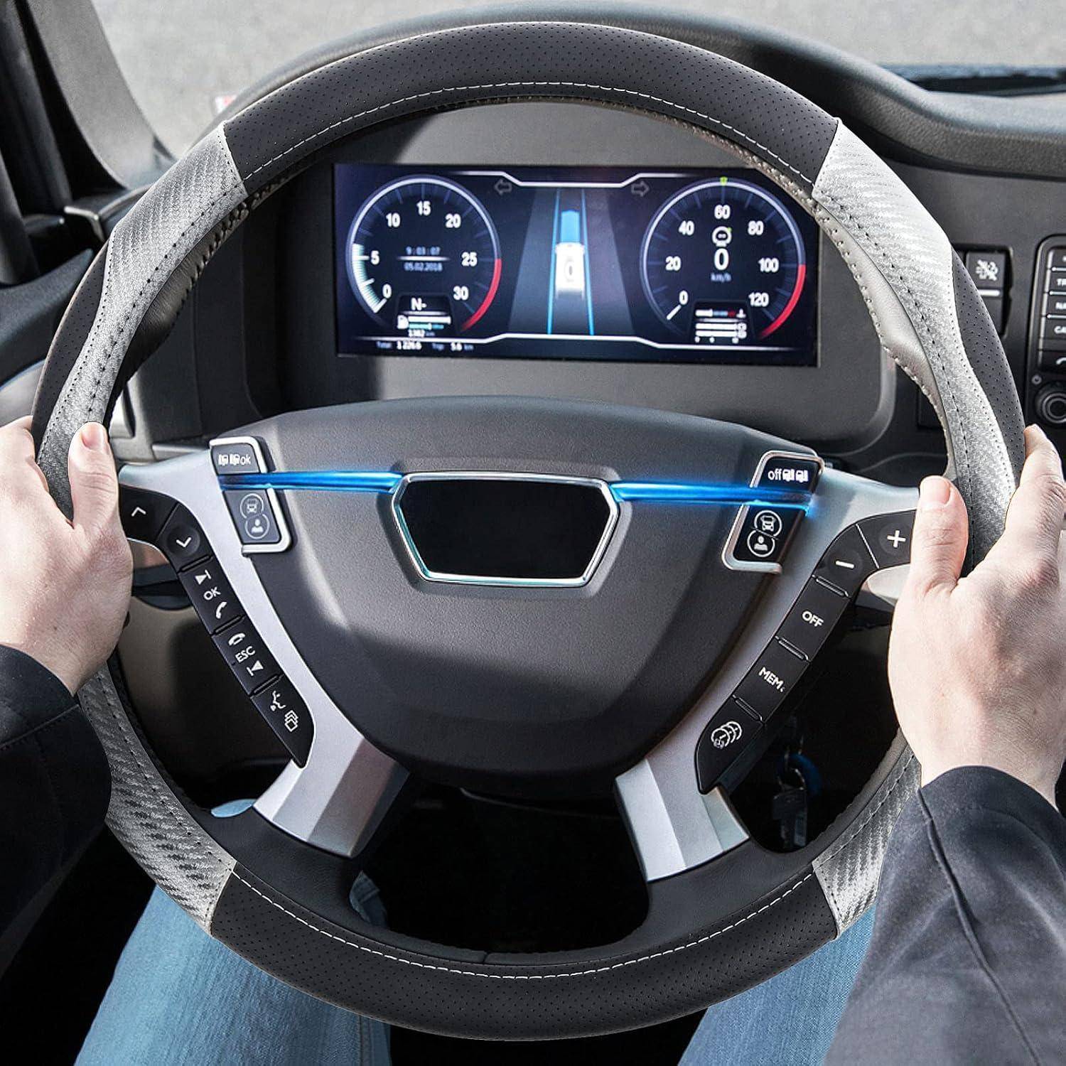 Eine Person, die ein futuristisches Autolenkrad mit integrierten Tasten und einem digitalen Armaturenbrett mit Geschwindigkeitsanzeige und Spurführung hält.