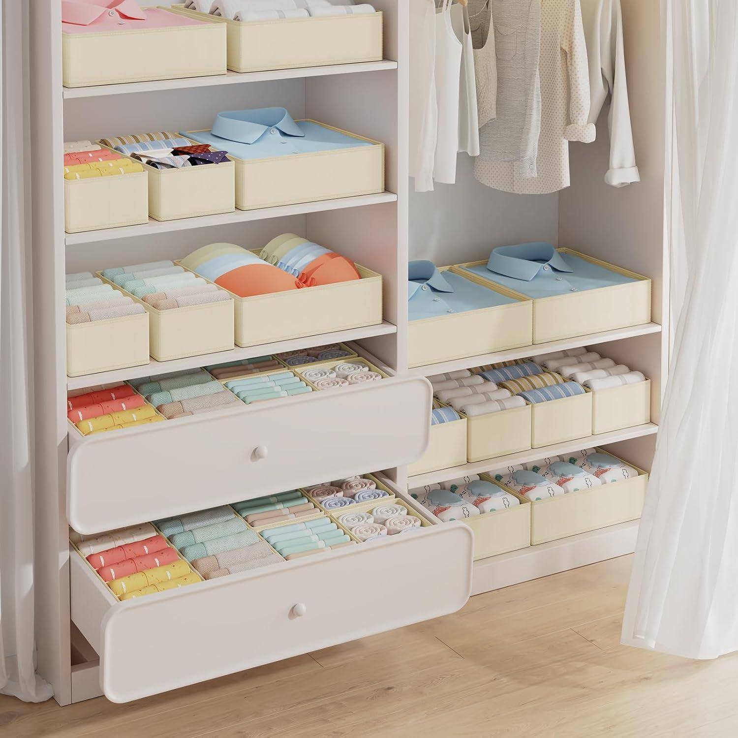 Organisierter Kleiderschrank mit offenen Schubladen und Regalen, die sorgfältig gefaltete Kleidung, Unterwäsche und Accessoires enthalten, mit hängenden Kleidungsstücken auf der rechten Seite.