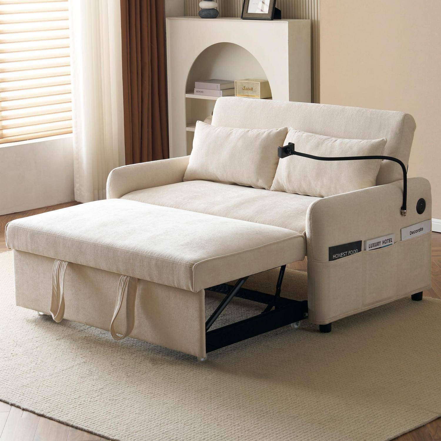 Beiges Schlafsofa mit Chaiselongue-Erweiterung in einem hellen Wohnzimmer, das eine ausziehbare Fußstütze und eine seitliche Leselampe zeigt.