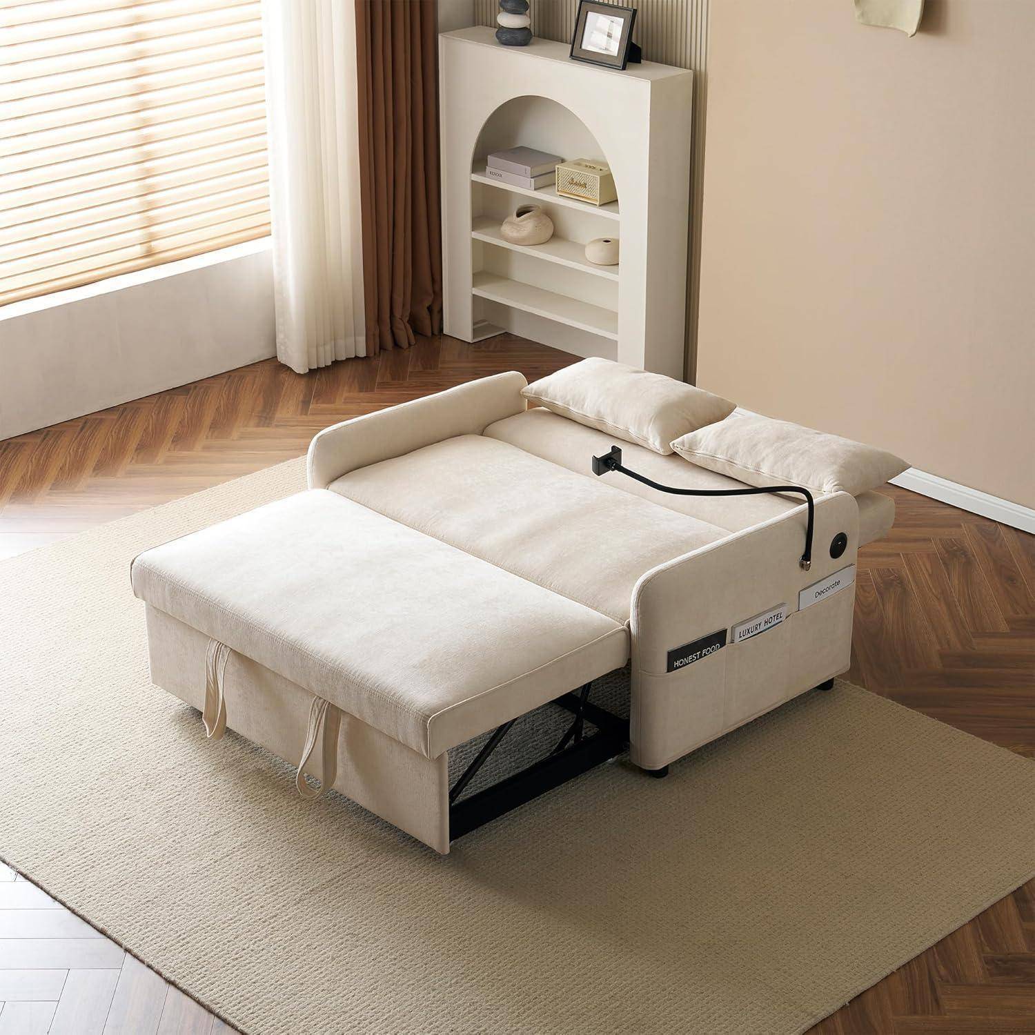 Ein beiges Schlafsofa mit ausziehbarem Gästebett und Kissen in einem hellen Wohnzimmer mit Holzfußboden und einem Teppich.