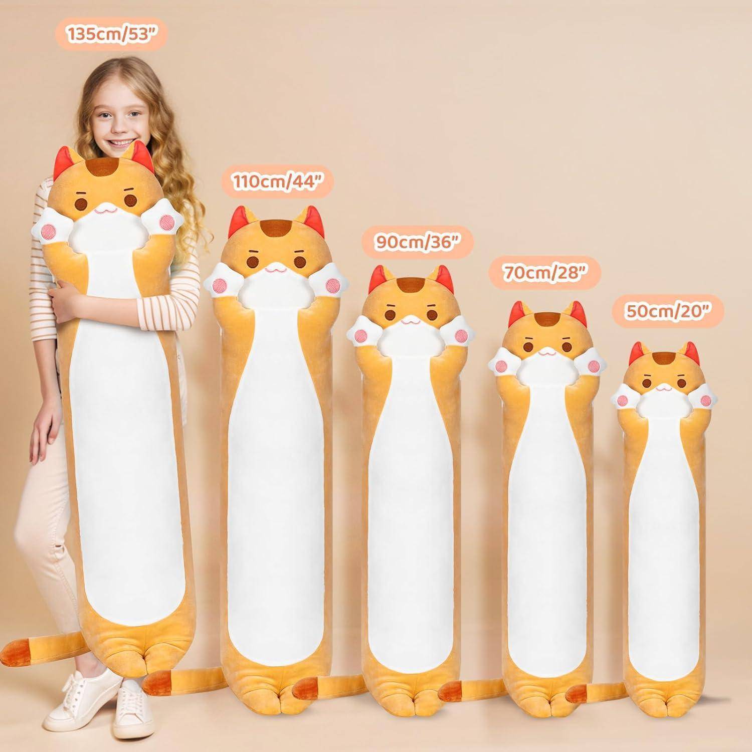 Mädchen steht neben fünf langen katzenförmigen Plüschkissen, die in Größen von 50 cm bis 135 cm gezeigt werden, um die Höhenoptionen des Produkts zu demonstrieren.