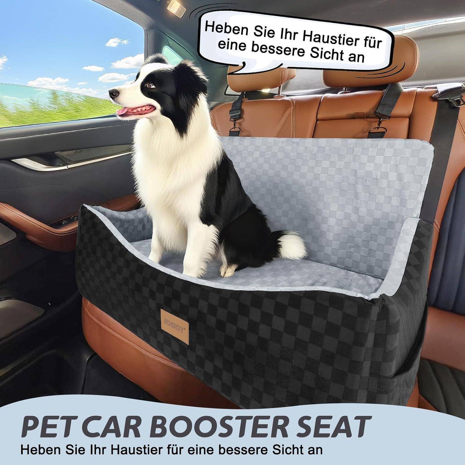 Schwarz-weißer Hund sitzt auf einem Auto-Erhöhungskissen für Haustiere, mit deutschem Text „PET CAR BOOSTER SEAT