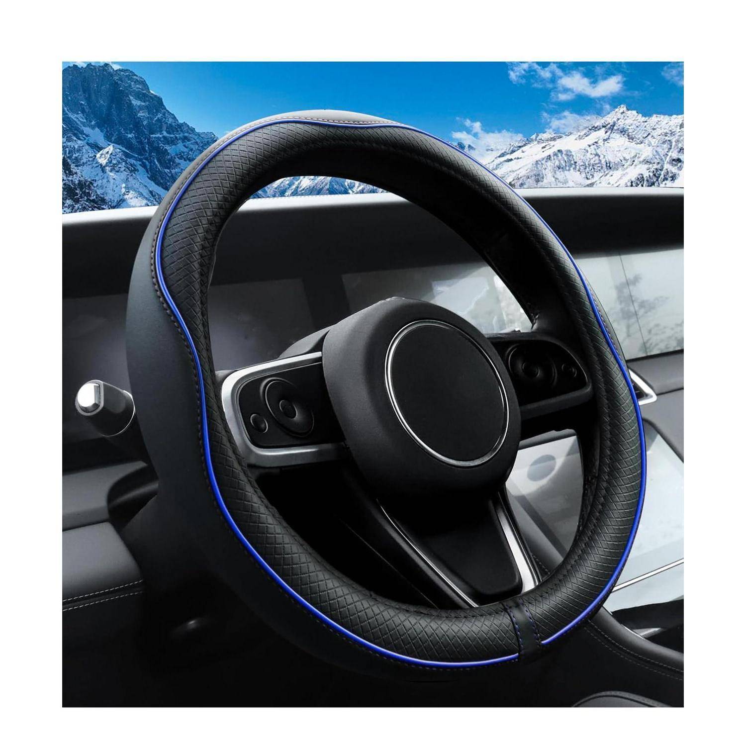 Nahaufnahme eines schwarzen Autolenkrads mit blauem Akzentrand, gezeigt in einem Fahrzeug mit verschneiten Bergen, die durch die Windschutzscheibe sichtbar sind.