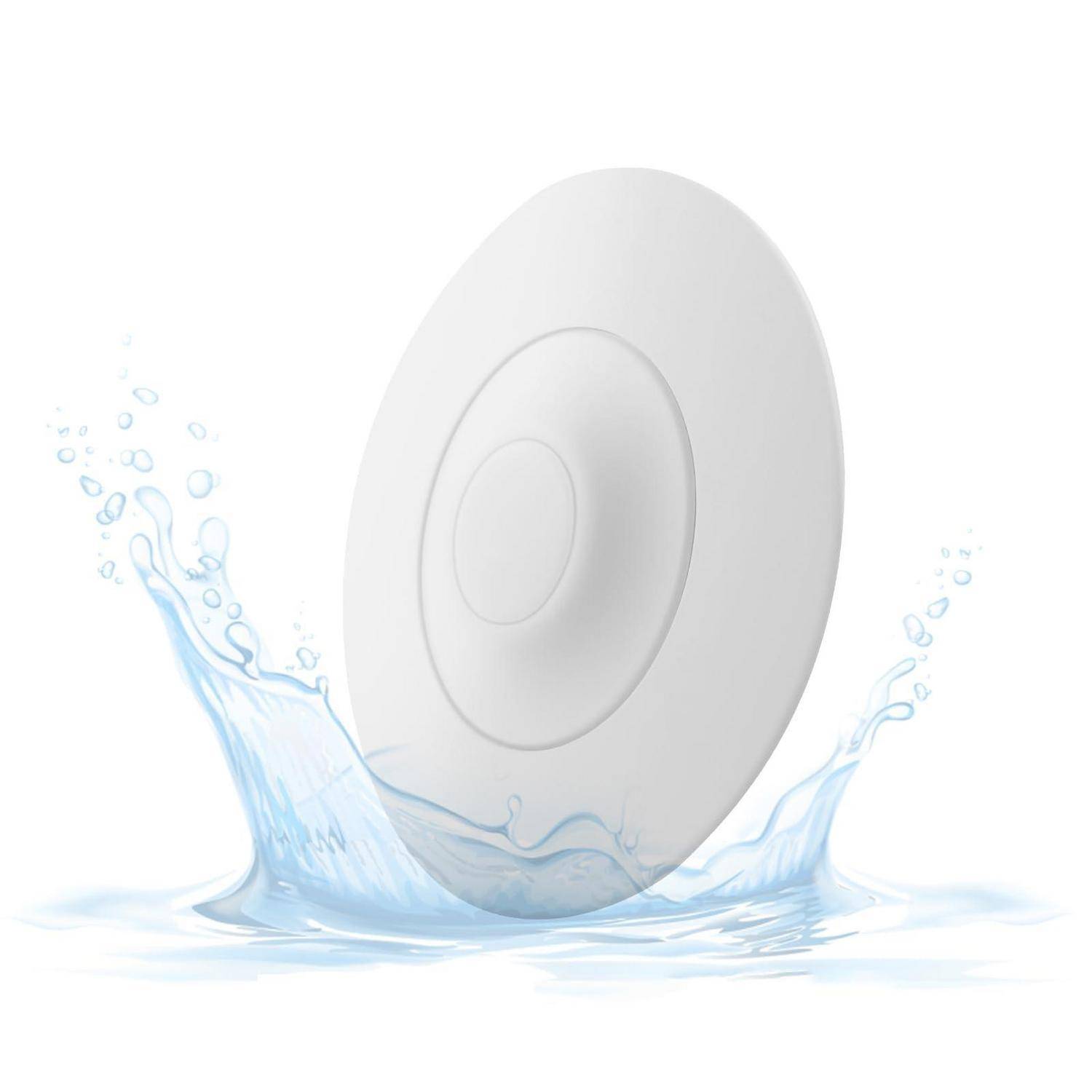 Weiße ovale Seifenstange mit hellblauem Wasserspritzer auf weißem Hintergrund, was Reinigung oder Frische andeutet.