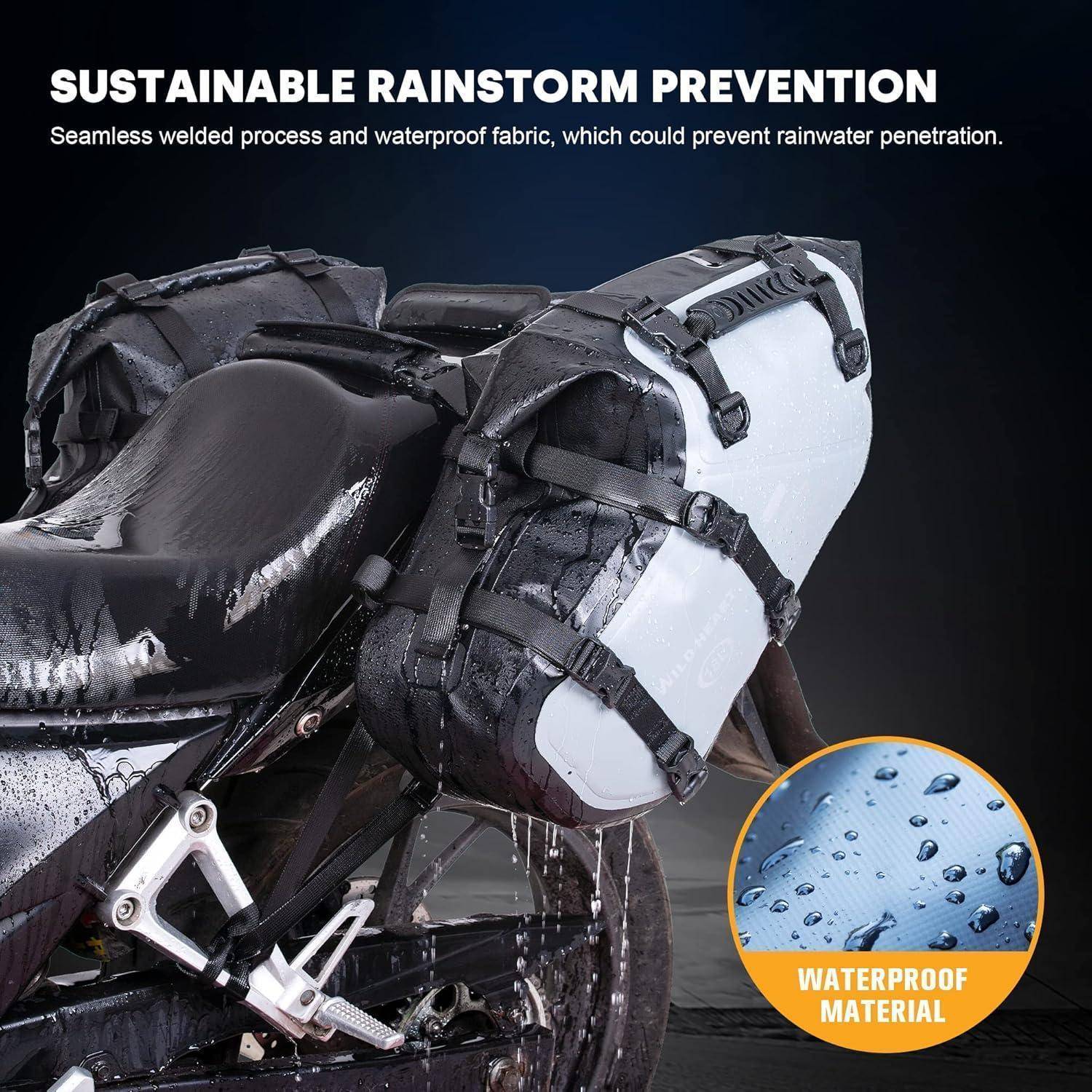 Werbebild einer Motorrad-Sitzbezug mit der Bezeichnung „NACHHALTIGE REGENSCHUTZVORBEUGUNG" und „WASSERDICHTES MATERIAL"", das zeigt, wie Regentropfen auf wasserdichtem Stoff abperlen.