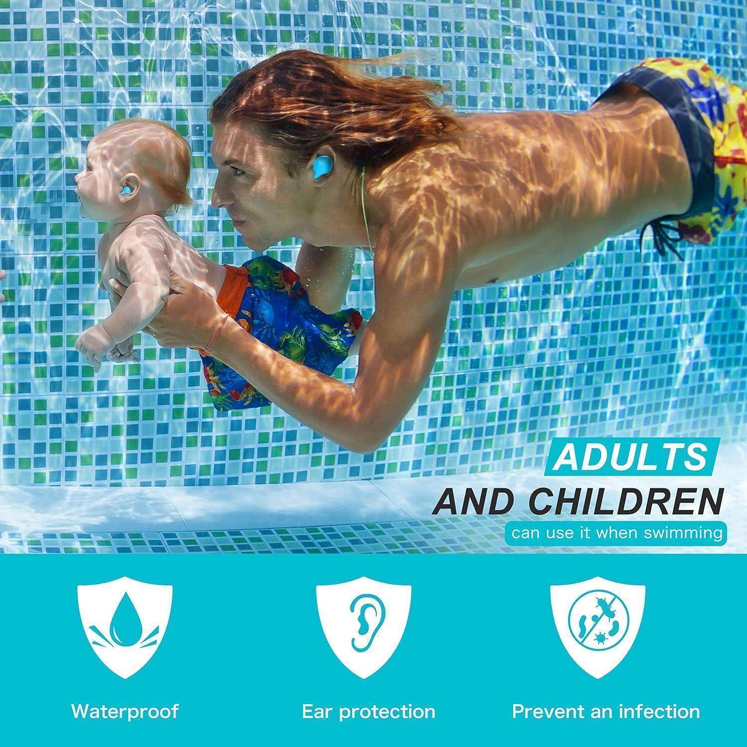 Unterwasserfoto eines Erwachsenen, der ein Baby beim Schwimmen hält, mit Text „Erwachsene und Kinder können es beim Schwimmen verwenden