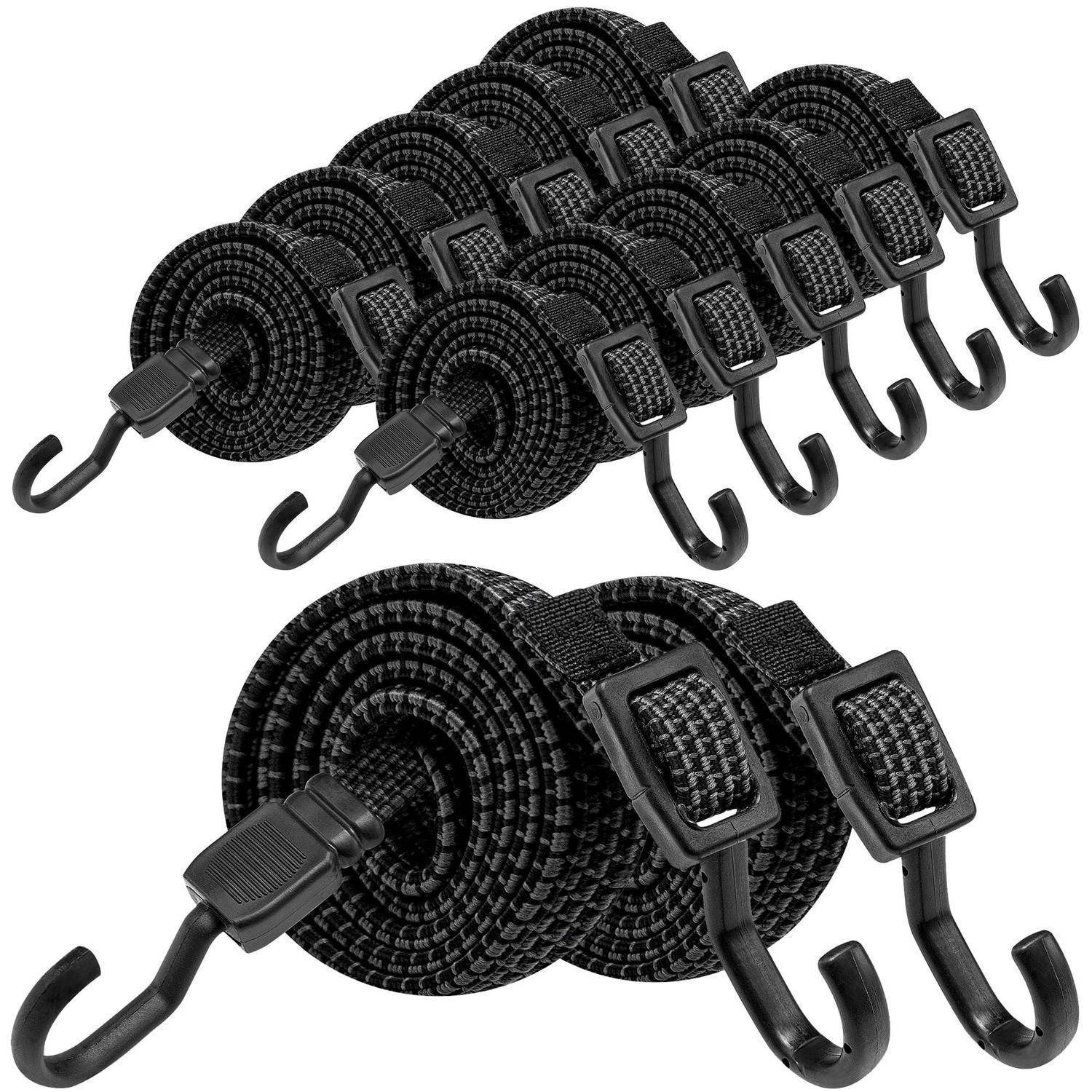 Zwei schwarze verstellbare Spanngurt-Riemen mit Metallhaken, aufgerollt und gebündelt auf weißem Hintergrund dargestellt.