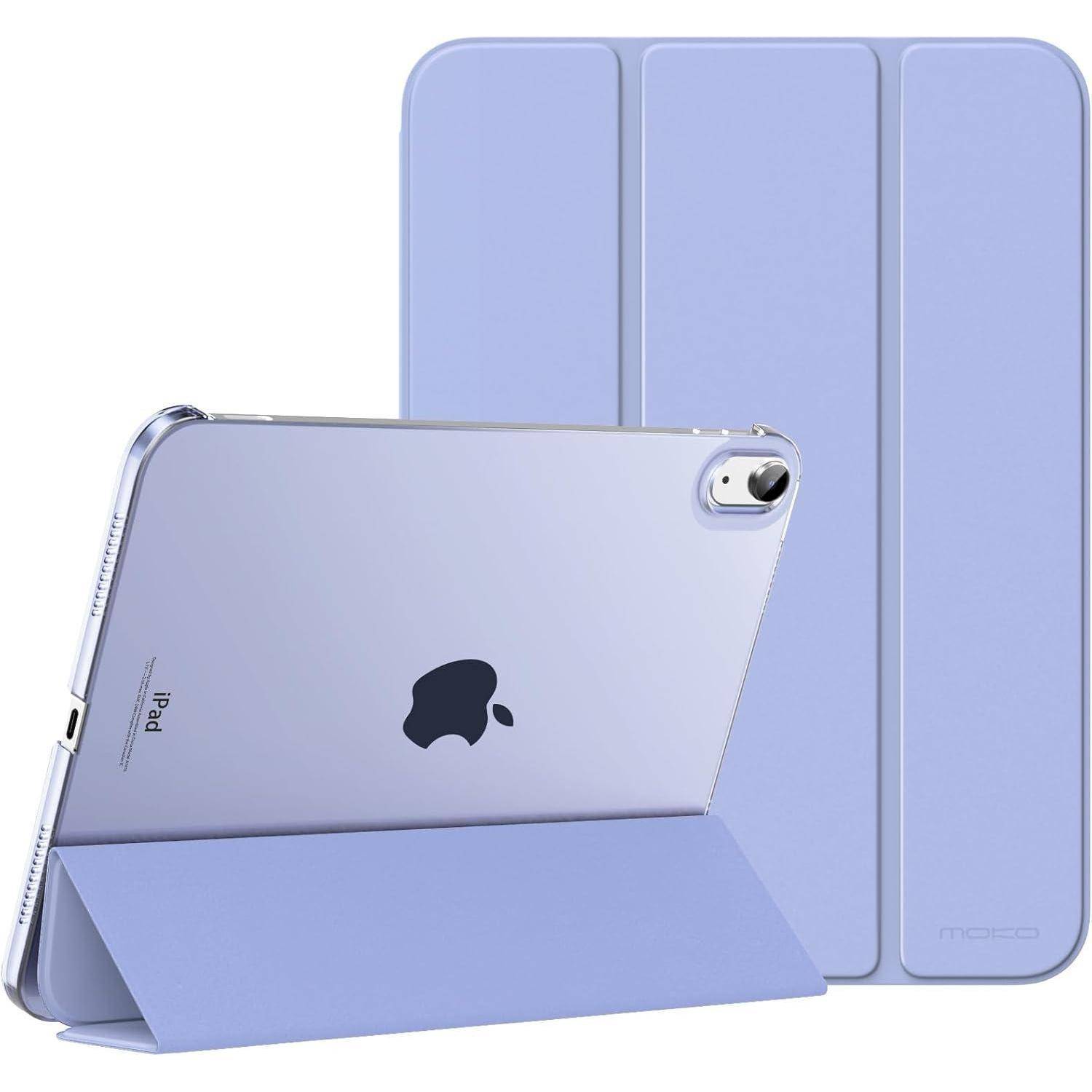 Lilafarbenes iPad in einem passenden Klappetui mit drei Fächern, von vorne und hinten gezeigt, mit Apple-Logo auf der Rückseite und Ausschnitt für die hintere Kamera.