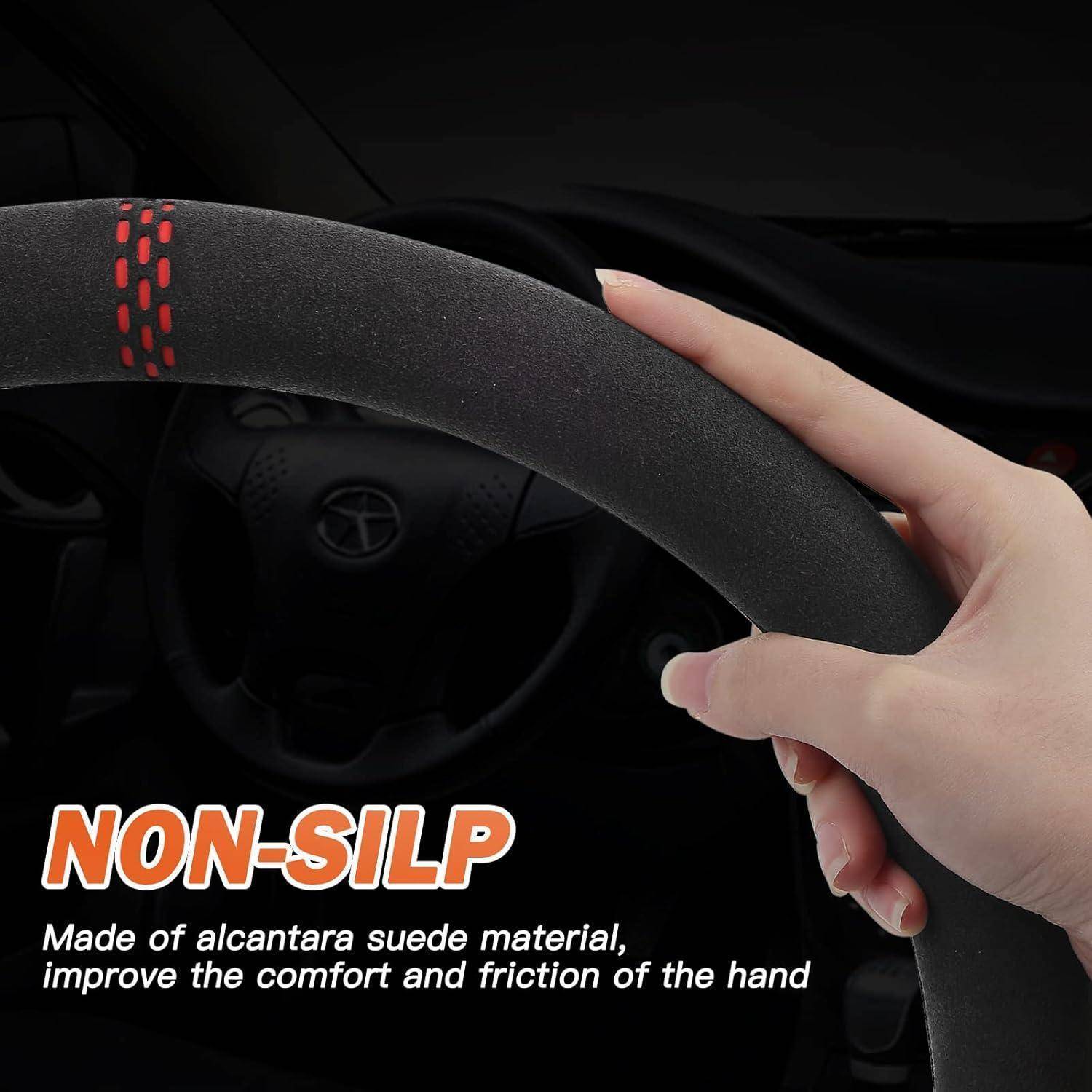 Hand, die eine schwarze rutschfeste Alcantara-Wildleder-Lenkradabdeckung in einem Auto hält, mit Text, der verbesserten Komfort und Griffigkeit bewirbt.