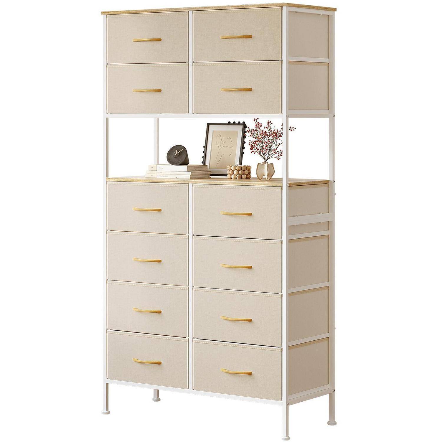 Beige-Lagerschrank mit acht Schubladen und offenem Mittelfach, auf Metallbeinen für die Aufbewahrung von Haushaltsgegenständen.