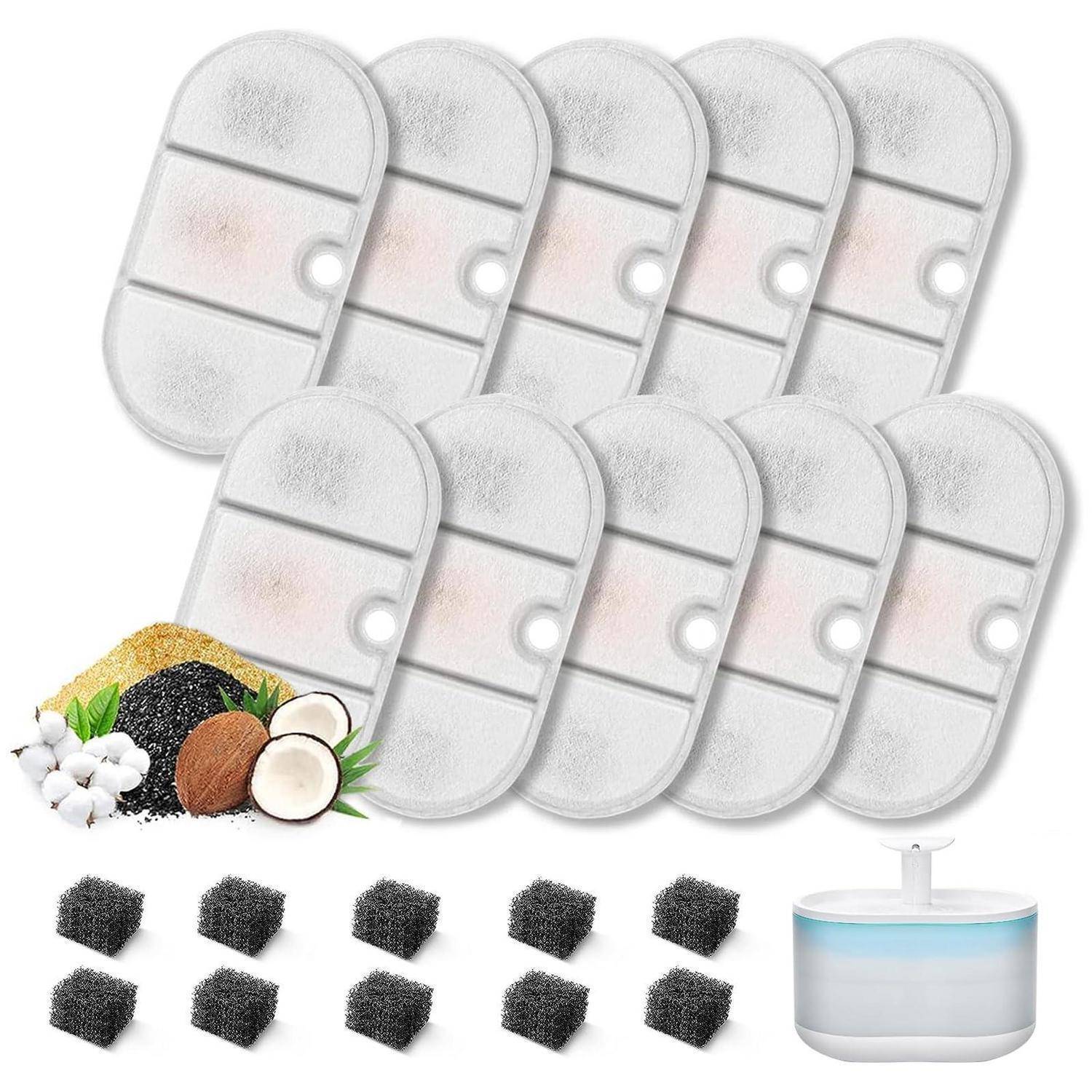 Satz aus weißen rechteckigen Filterpads, schwarzen Schaumstoffwürfeln, Kokosnussschale und Holzkohlemedien sowie einem kleinen zylindrischen Befeuchtertank auf weißem Hintergrund.