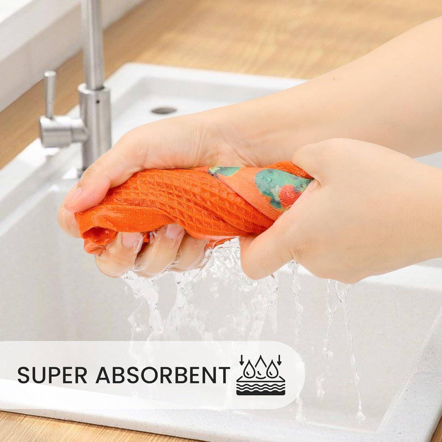 Hände, die ein nasses orangefarbenes Handtuch über einem Waschbecken auswringen, mit dem Text „SUPER SAUGFÄHIG