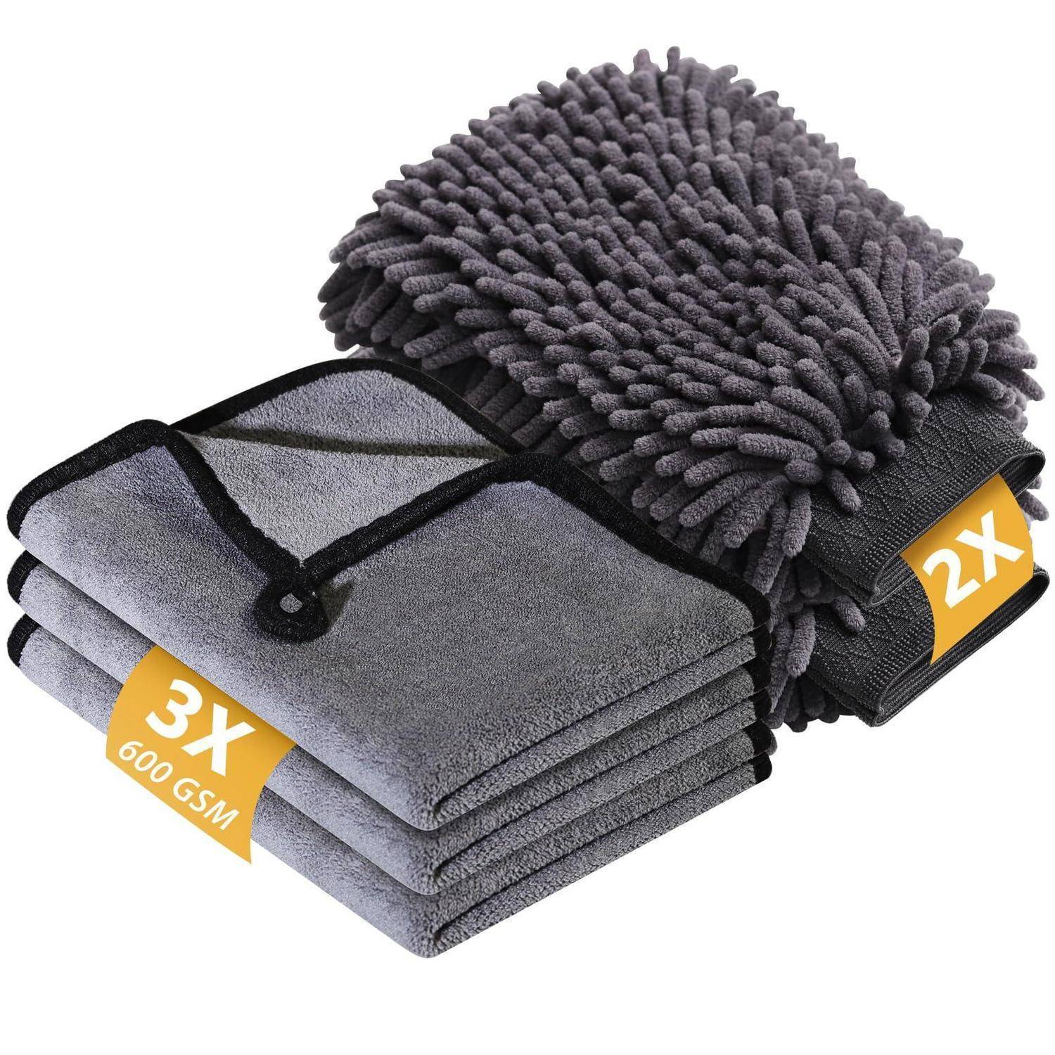 Gestapelte graue Microfaser-Handtücher, eines mit Waffelmuster und ein Chenille-Handschuh, beschriftet mit „3X 600 GSM