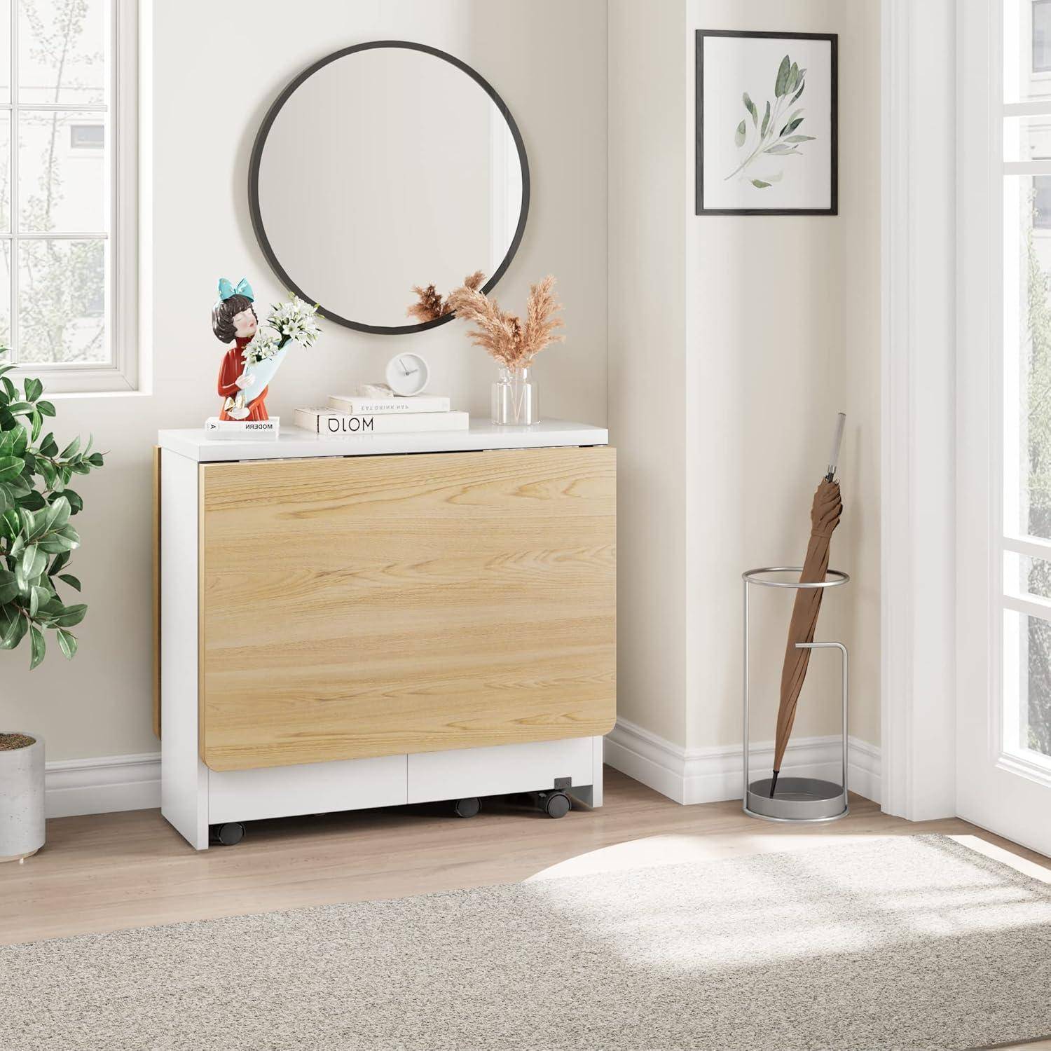 Moderner Eingangsbereich mit einem Dropleaf-Schrank aus hellem Holz, rundem Spiegel, gerahmter Kunst, Schirmständer und hellen Fenstern auf beiden Seiten.
