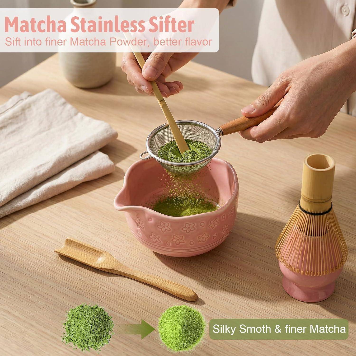 Hände sieben Matcha-Pulver durch ein Edelstahlsieb in eine rosa Schale, mit Text, der feineres, seidenartigeres Matcha bewirbt.