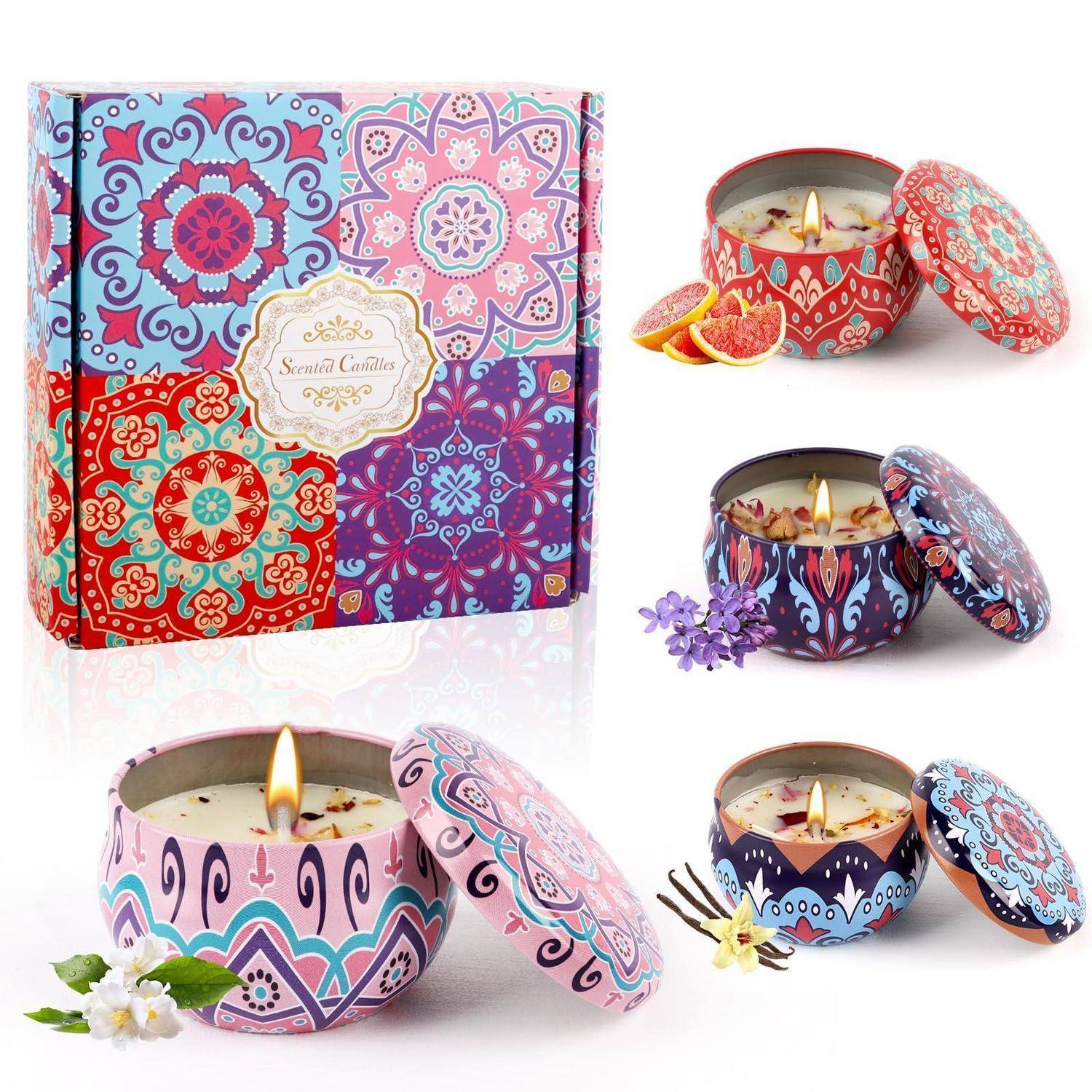 Farbenfrohe Duftkerzen-Geschenkset in gemusterten Dosen, in vier Designs mit geöffneten Deckeln und brennenden Dochten dargestellt, plus dekorative Schachtelverpackung.