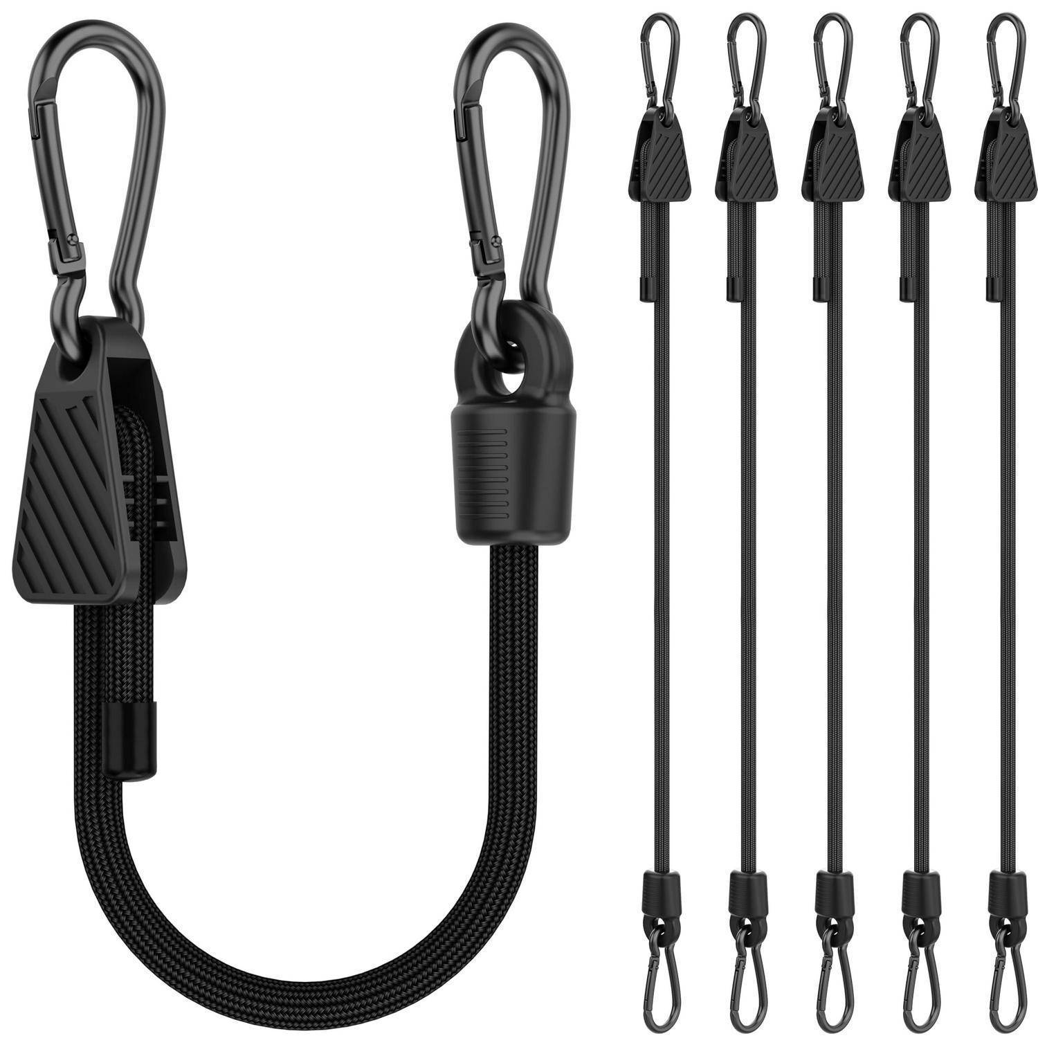 Schwarzes verstellbares Bungee-Seil mit Karabinerhaken, dargestellt in zwei Ansichten und fünf schlanken Seilvariationen zum Befestigen oder Aufhängen von Gegenständen.