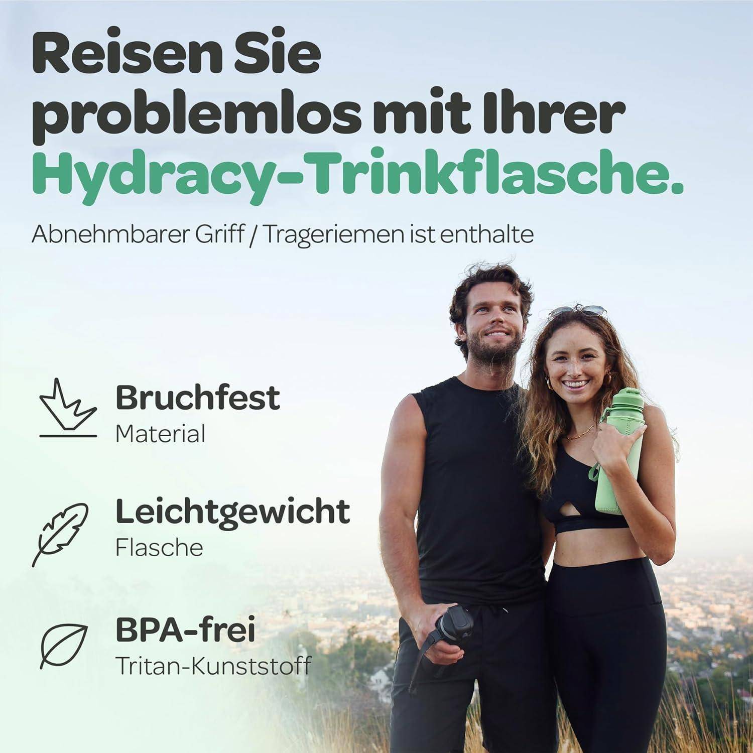 Werbeplakat für eine Hydracy-Trinkflasche mit Griff und Trageriemen; nennt bruchfestes, leichtes, BPA-freies Tritan-Material und zeigt ein lächelndes Paar mit Flasche.