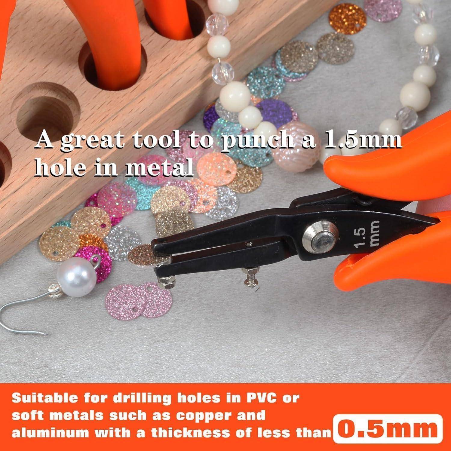 Nahaufnahme eines Handwerkzeugs, das ein 1,5-mm-Loch in Metall schneidet, mit einem Text, der anmerkt, dass es für PVC oder Weichmetalle unter 0,5 mm Dicke geeignet ist.