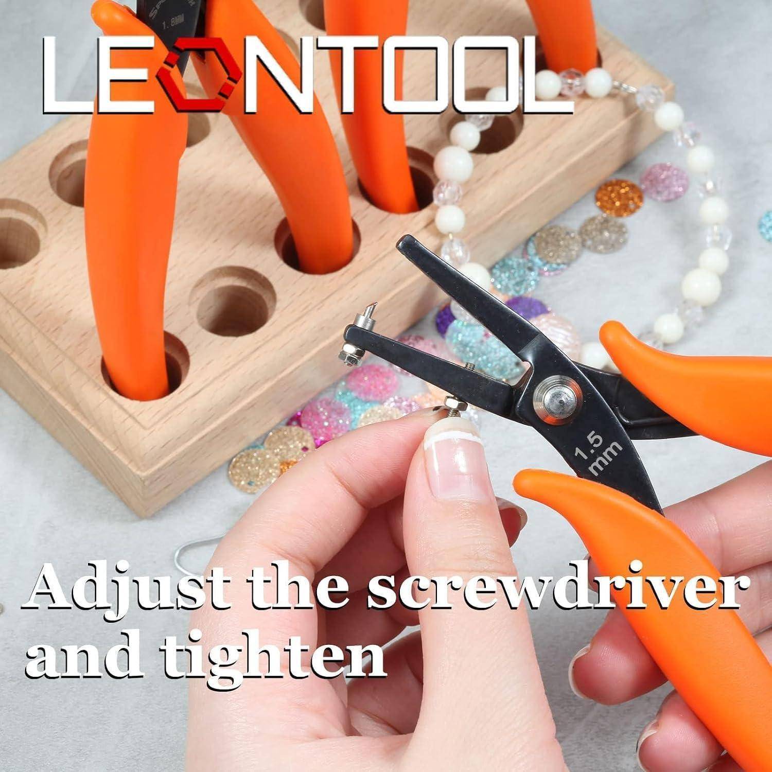 Hand hält ein Abisolierwerk, das gerade eingestellt wird, mit orange-griffigen Werkzeugen in einem Holzständer und dem Text 'Schraubendreher einstellen und festziehen' und 'LEONTOOL'.