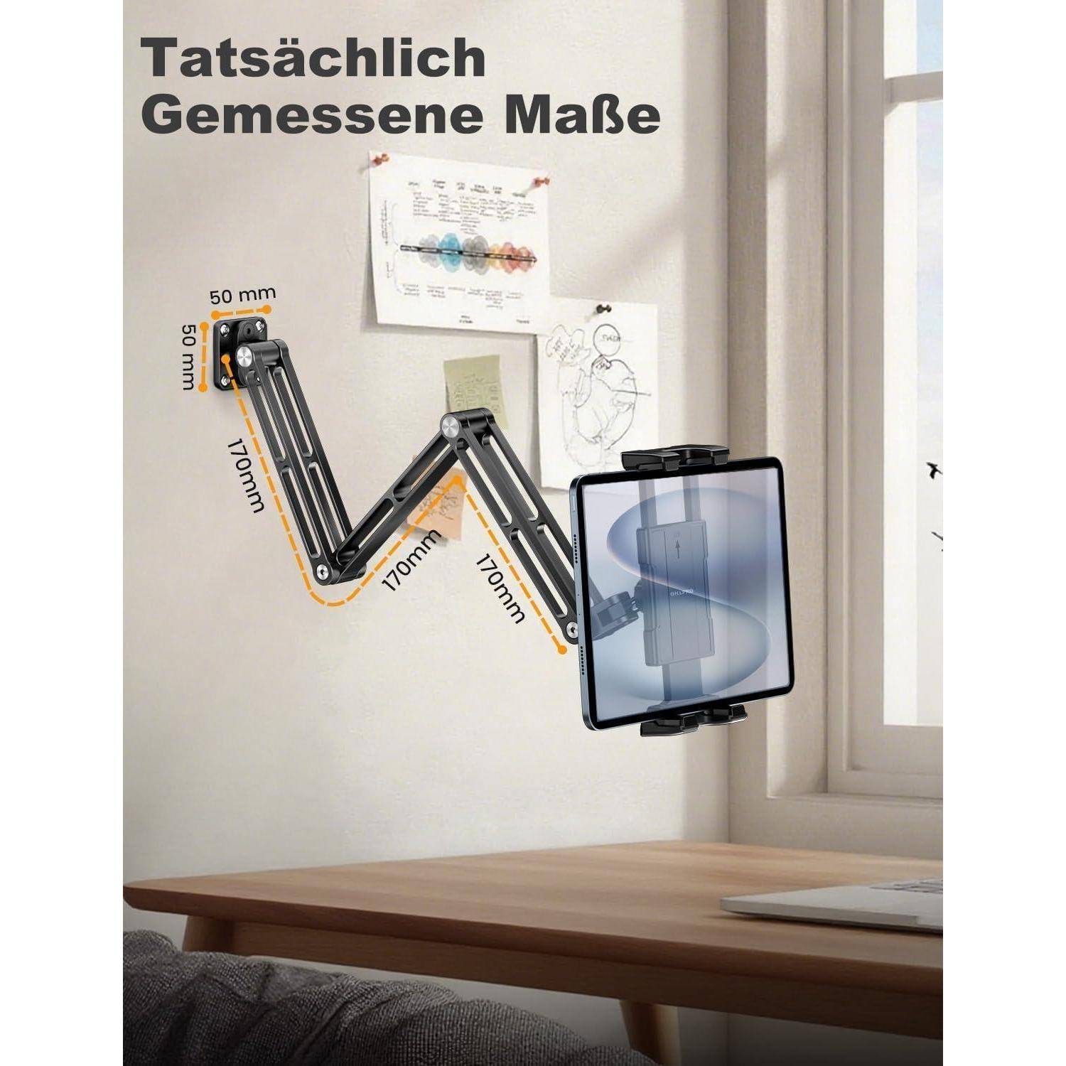Verstellbarer Monitorarm an einer Wand neben einem Schreibtisch montiert, mit deutschem Text „Tatsächlich Gemessene Maße" und beschrifteten Messungen in Millimetern.