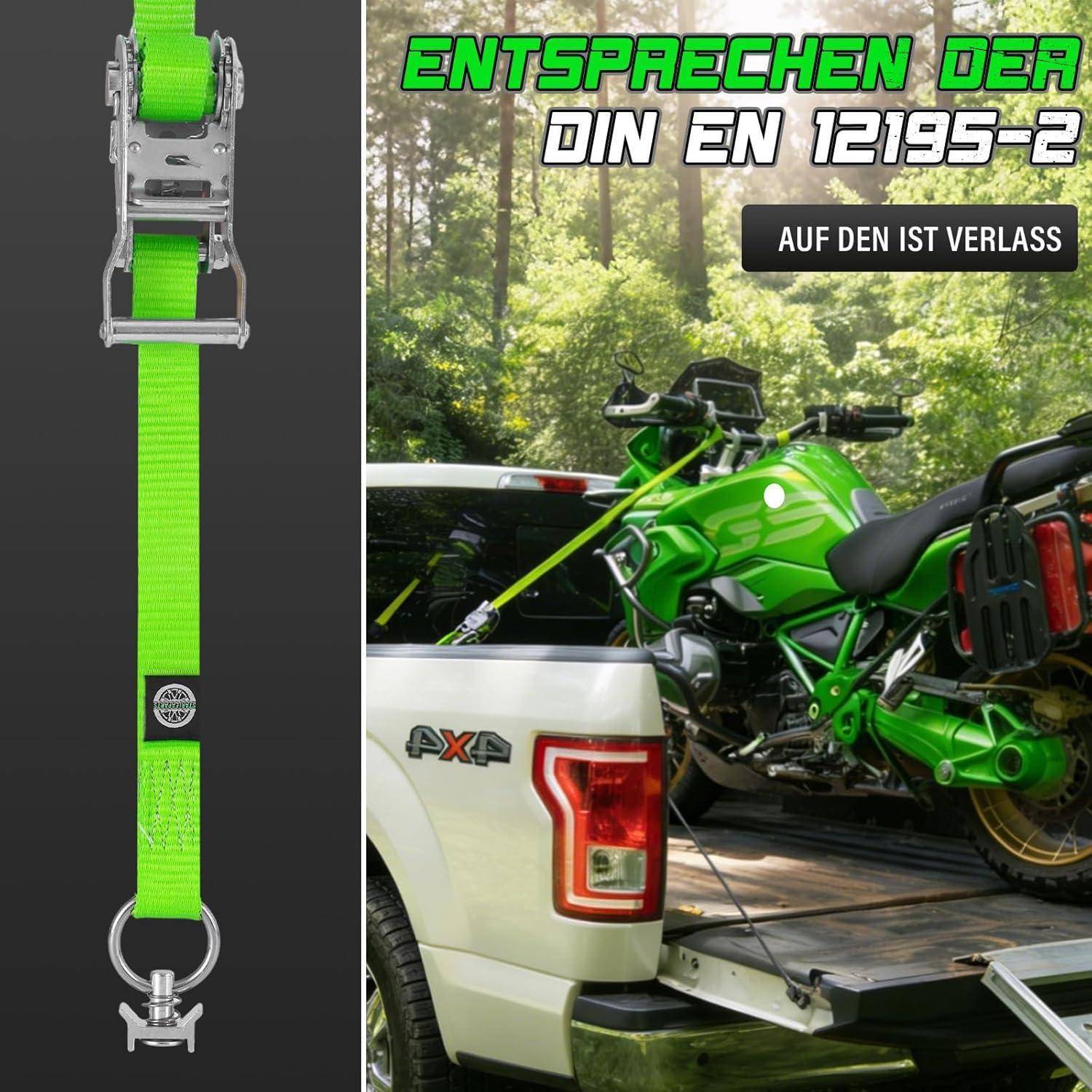 Hellgrüner Motorrad-Spanngurt mit Ratsche, abgebildet neben einem grünen Motorrad, das auf einem Pickup gesichert ist; Text sagt „ENTSPRECHEN DER DIN EN 12195-2