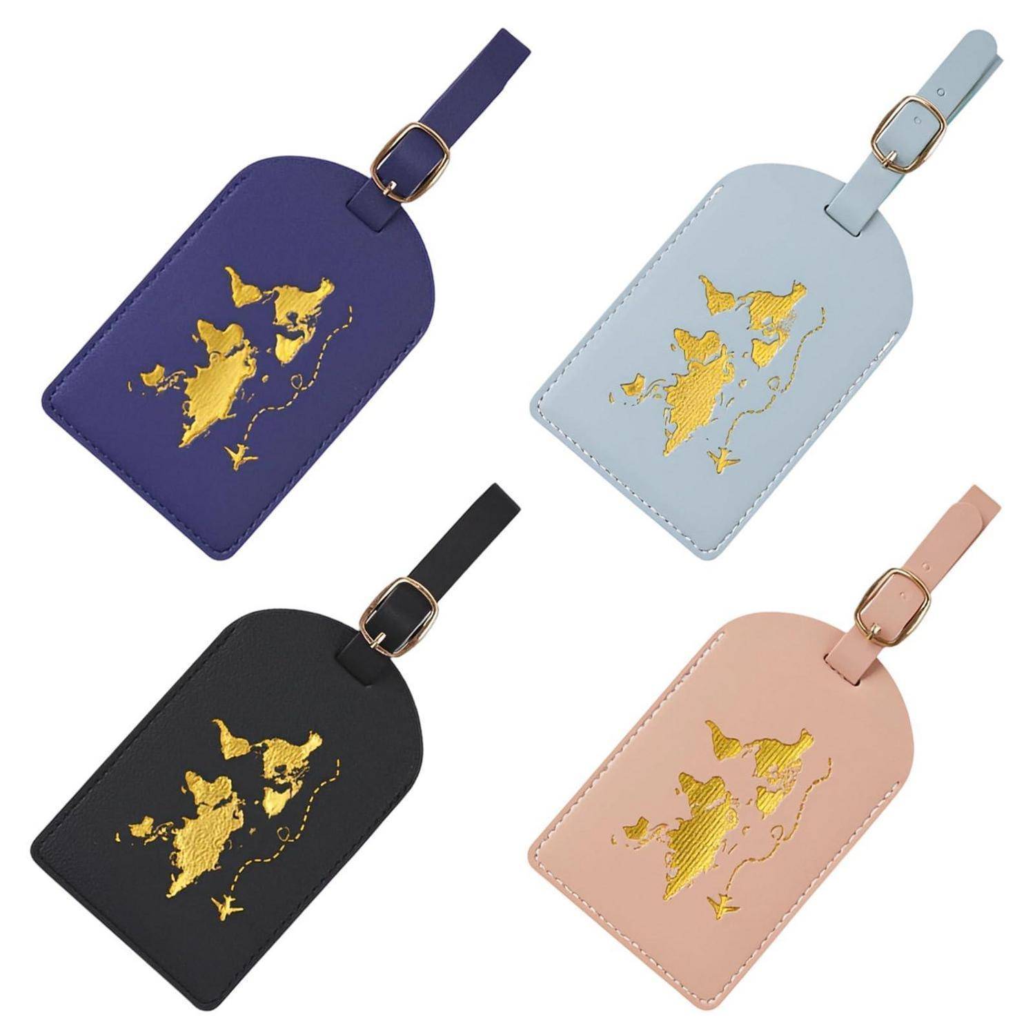 Vier Kofferanhänger in Dunkelblau, Hellblau, Schwarz und Rosa, jeweils mit goldenem Weltkarten-Design und passendem Schnallengurt.