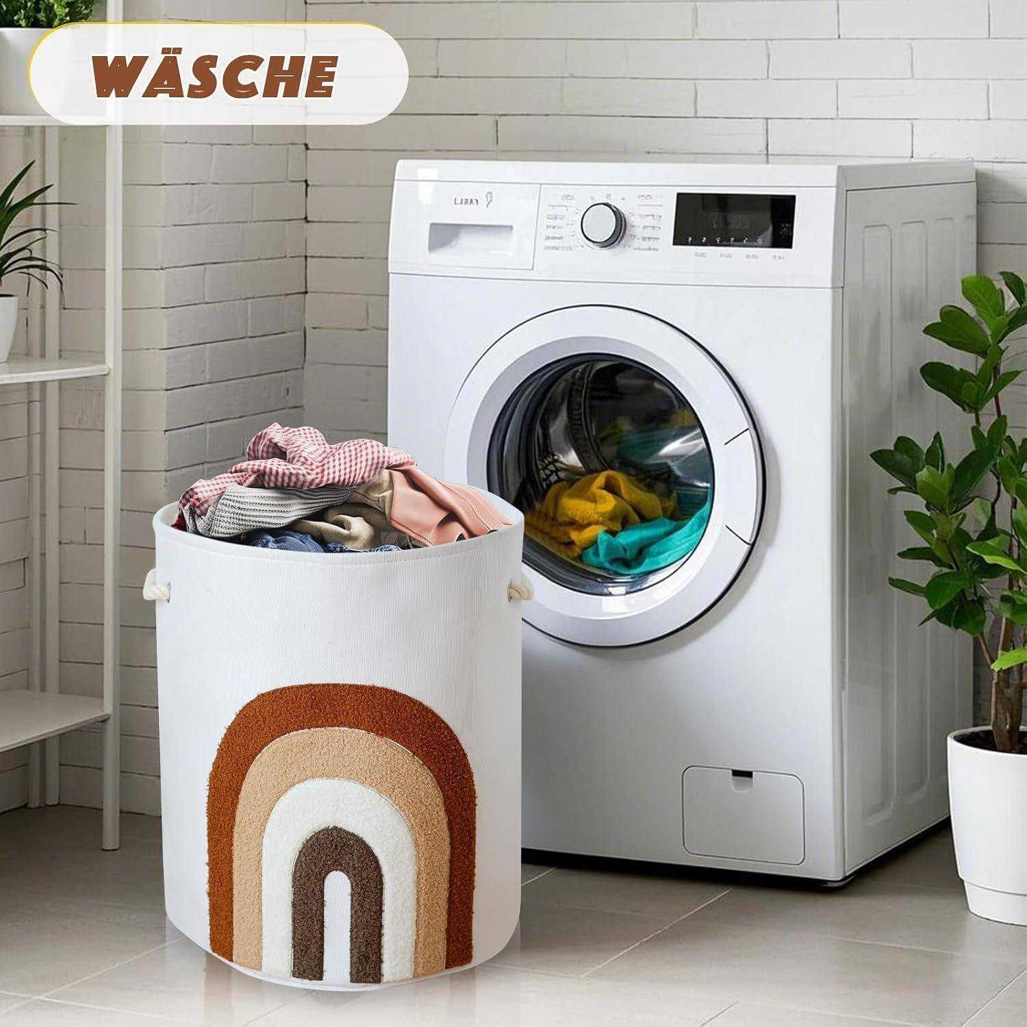 Waschküche mit einer Frontlader-Waschmaschine und einem vollen Wäschekorb mit der Bezeichnung „WÄSCHE