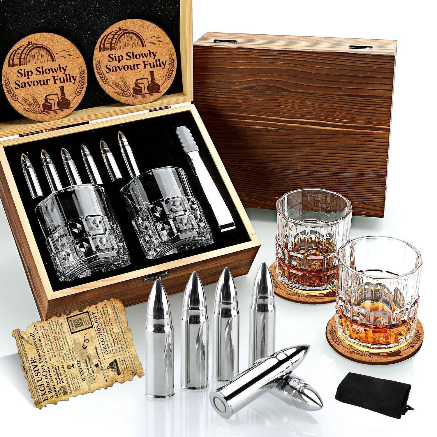Holz-Whiskey-Geschenkset mit zwei gravierten Gläsern, sechs kugelförmigen Metallkühlern, Zange, Untersetzer und einem Beutel, präsentiert in einer offenen Schachteln.