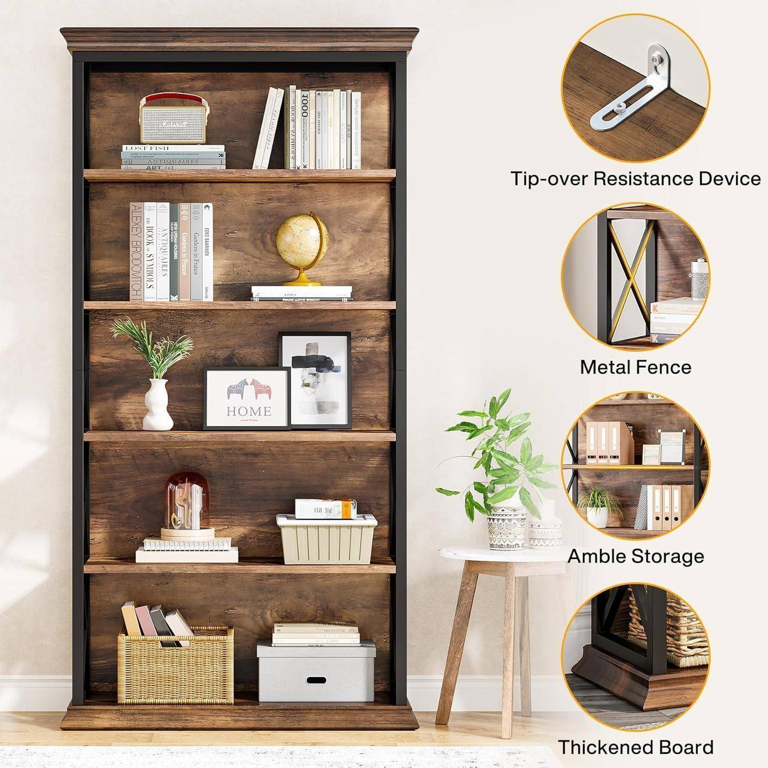 Hohes Holzbücherregal mit vier Regalen und braunem Rückpaneel, dargestellt mit Büchern und Dekoration. Ausschnitte zeigen Anti-Kipp-Vorrichtung, Metallgitter, reichlich Stauraum und verdicktes Bretter.