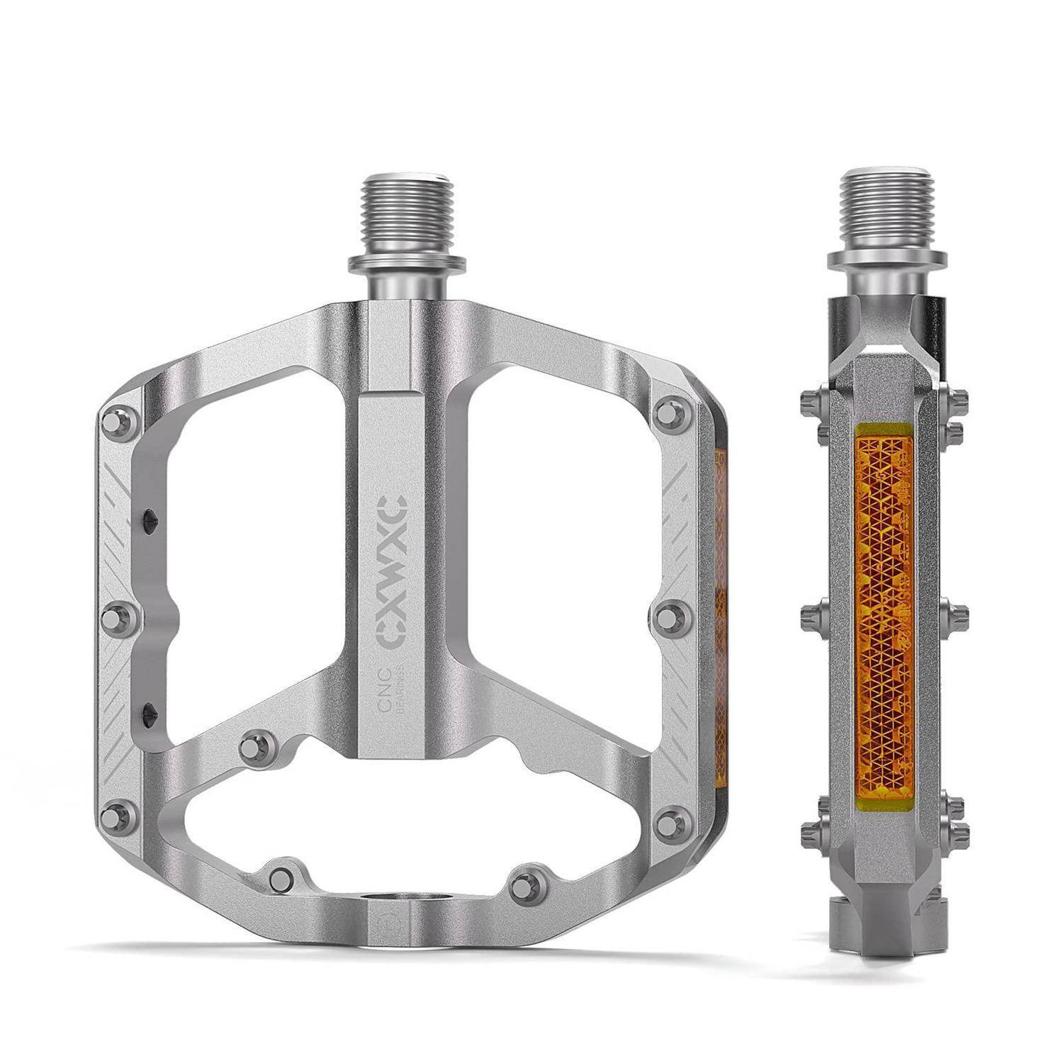 Silber-CNC-Fahrradpedale in Vorder- und Seitenansicht, mit Metallplattform, Gewinde-Spindel und orangefarbenem Griffeinsatz.
