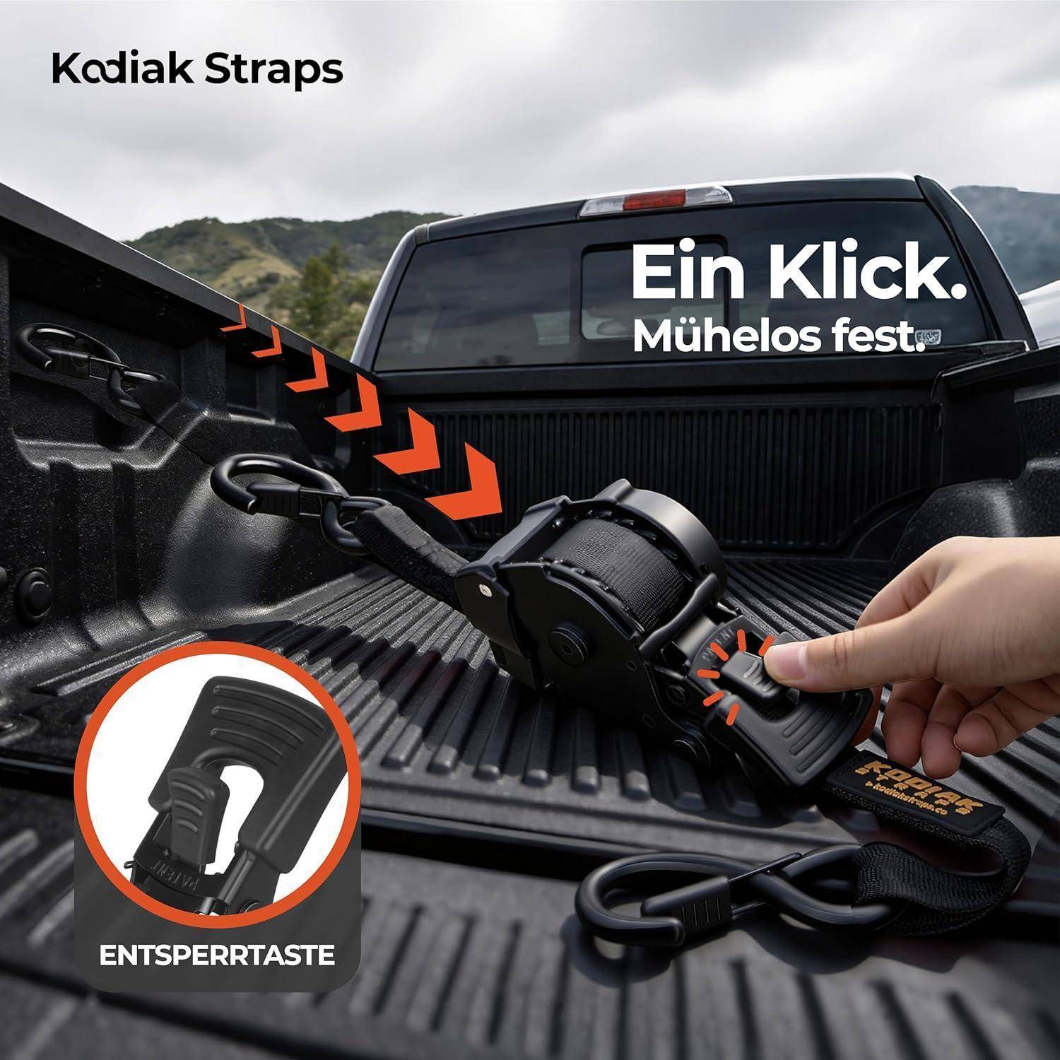Kodiak Straps Ladeflächen-Spanngurt mit Ein-Klick-Freigabetaste, im Einsatz gezeigt beim Sichern von Ladung; Text lautet „Ein Klick. Mühelos fest.